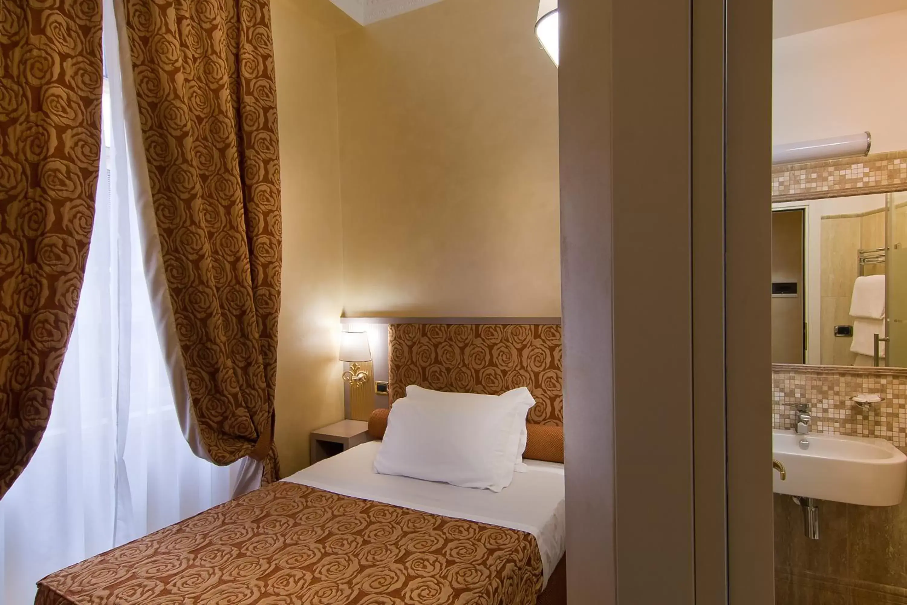 Single Room in Hotel Fellini