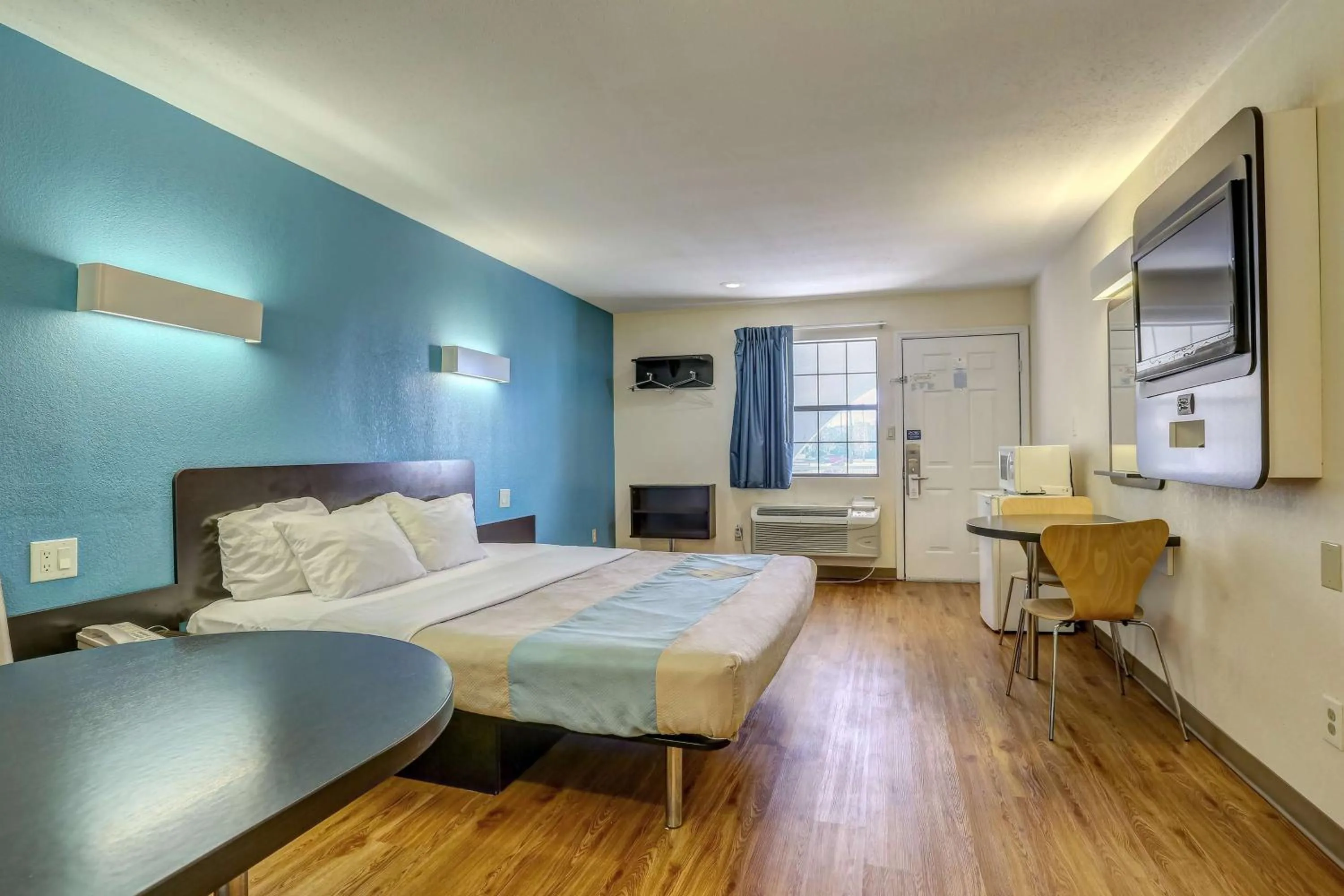 Photo of the whole room, Bed in Motel 6-Dickson, TN