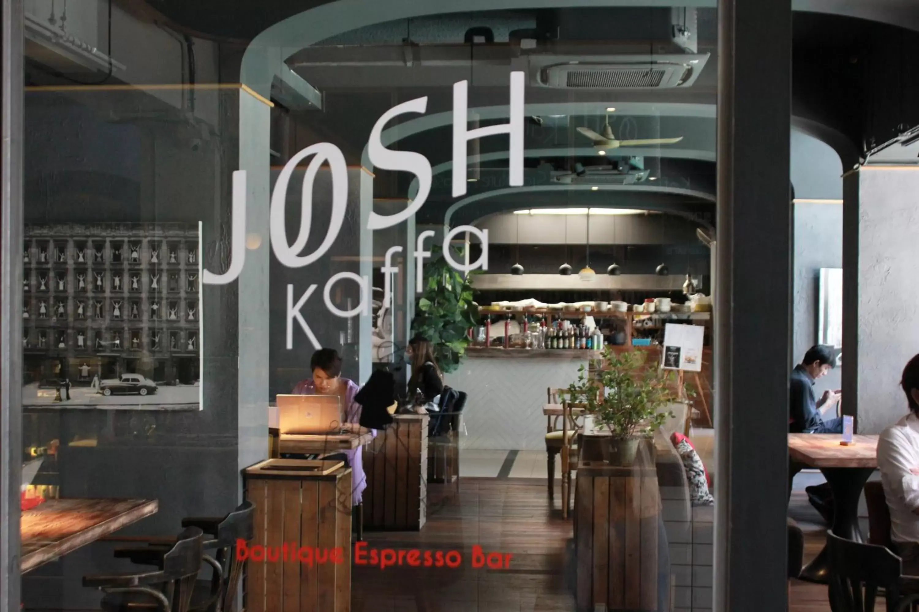 Restaurant/Places to Eat in Josh Hotel
