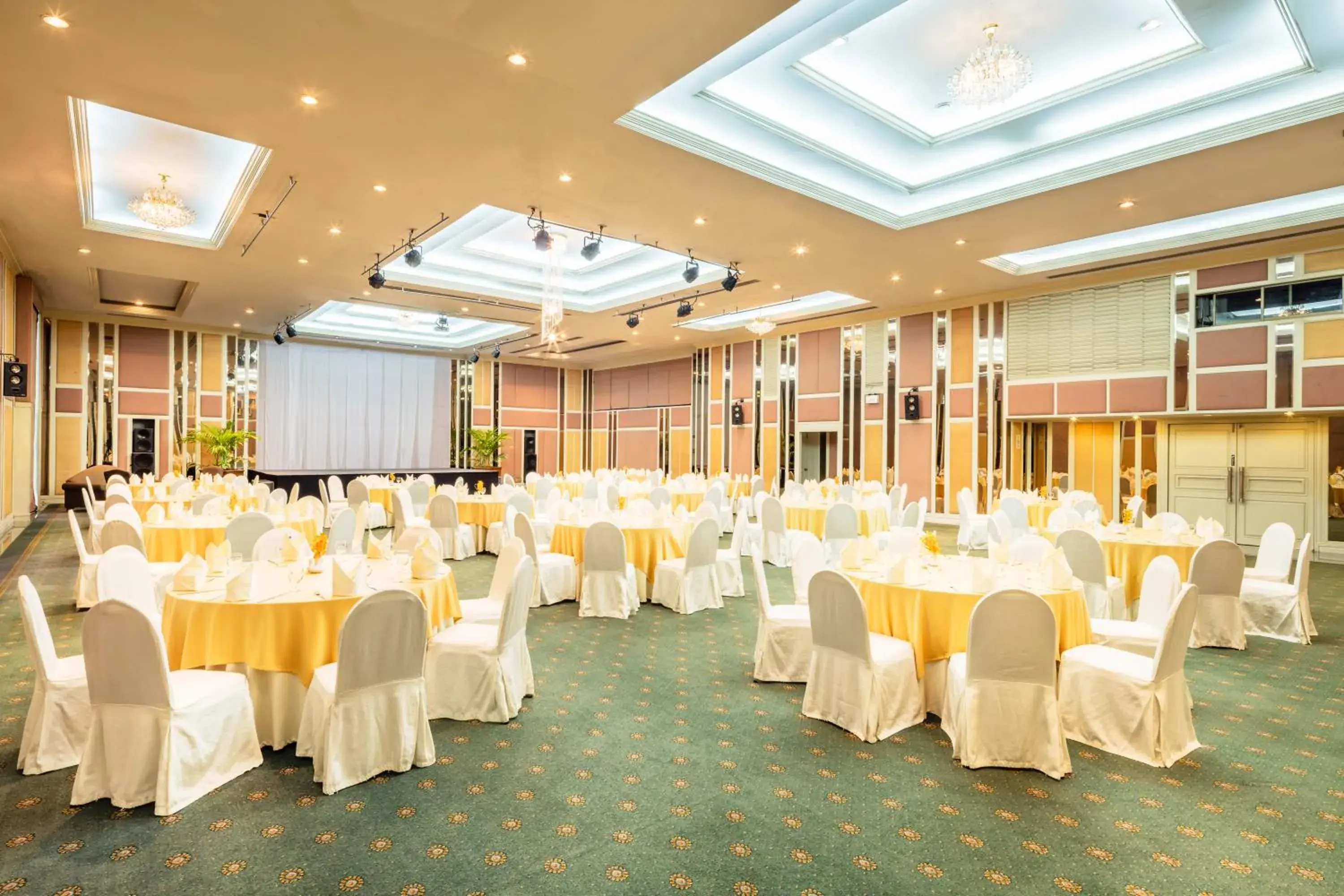 Meeting/conference room, Banquet Facilities in Cholchan Pattaya Beach Resort - SHA Extra Plus