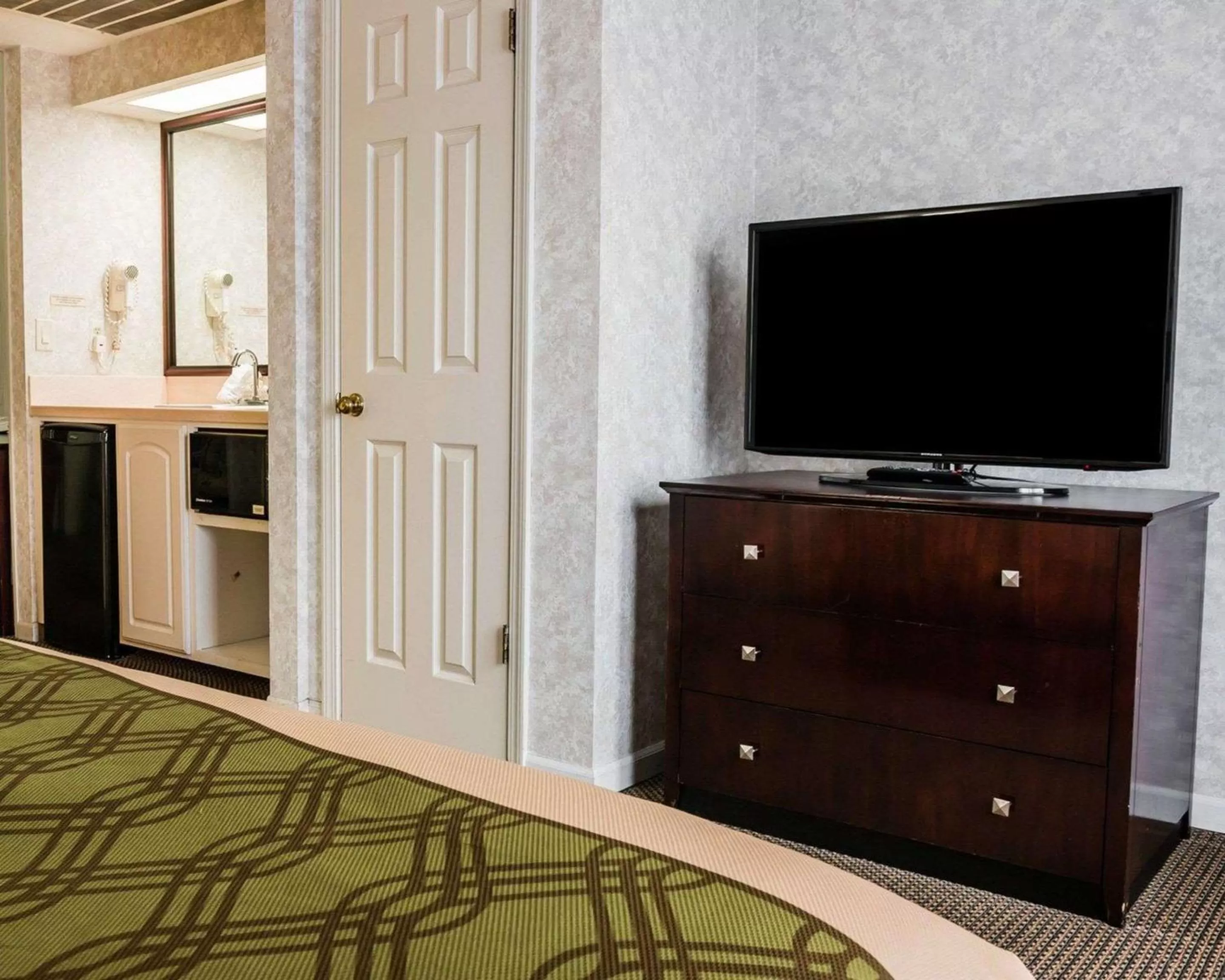 Photo of the whole room in Econo Lodge & Suites Grand Rapids Airport