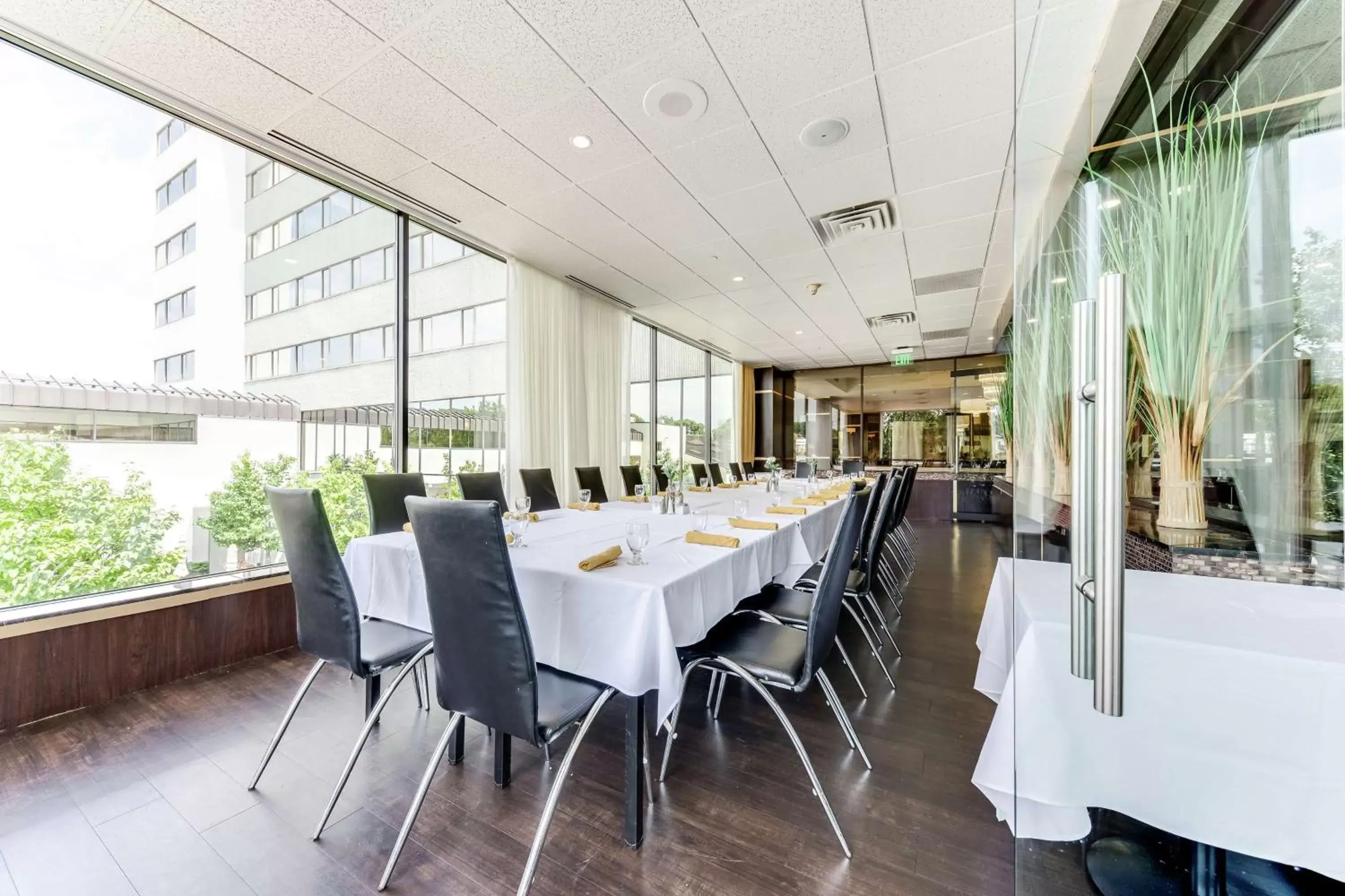 Dining area in DoubleTree by Hilton Binghamton