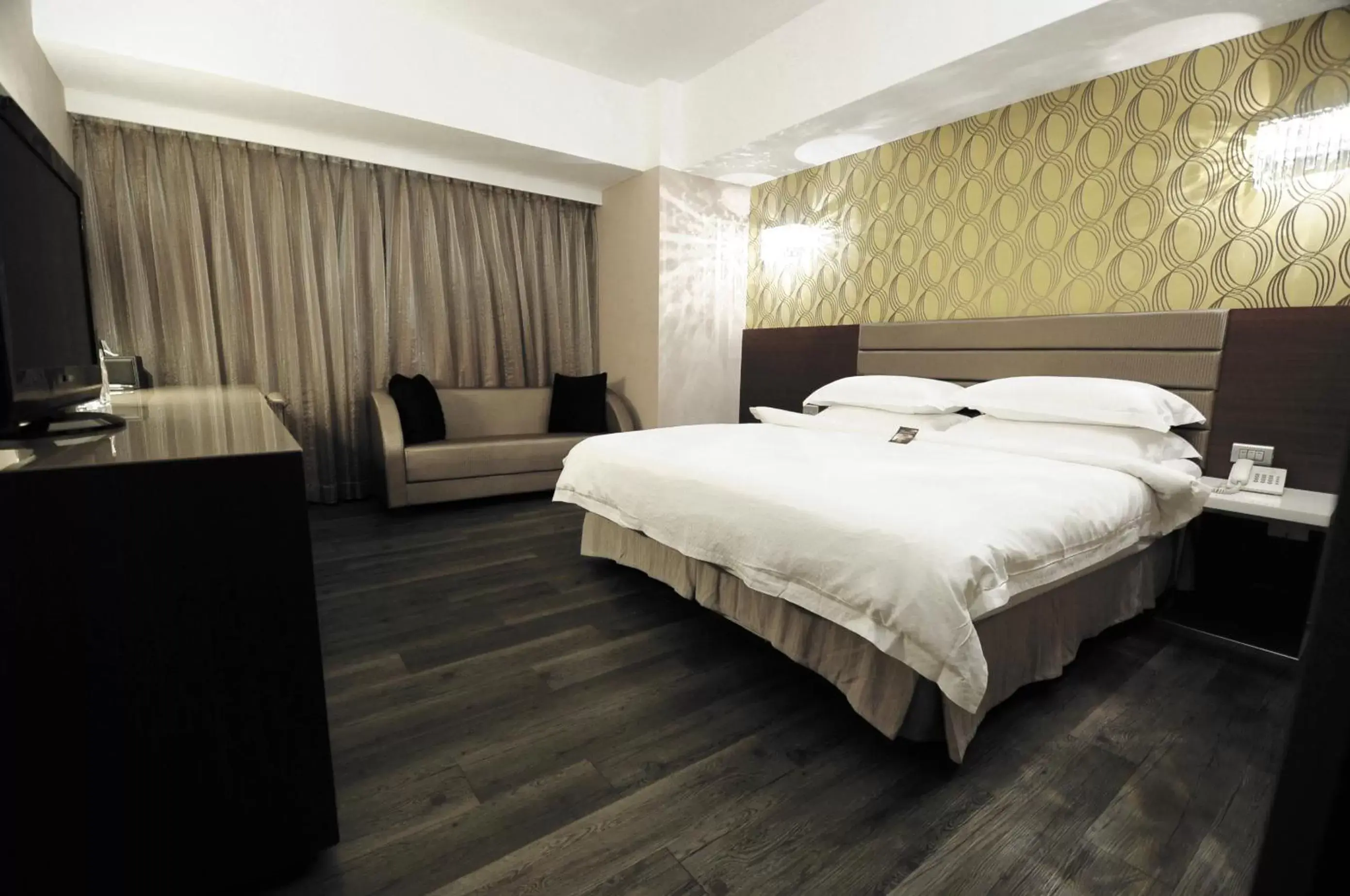 Photo of the whole room, Bed in The Riverside Hotel Esthetics