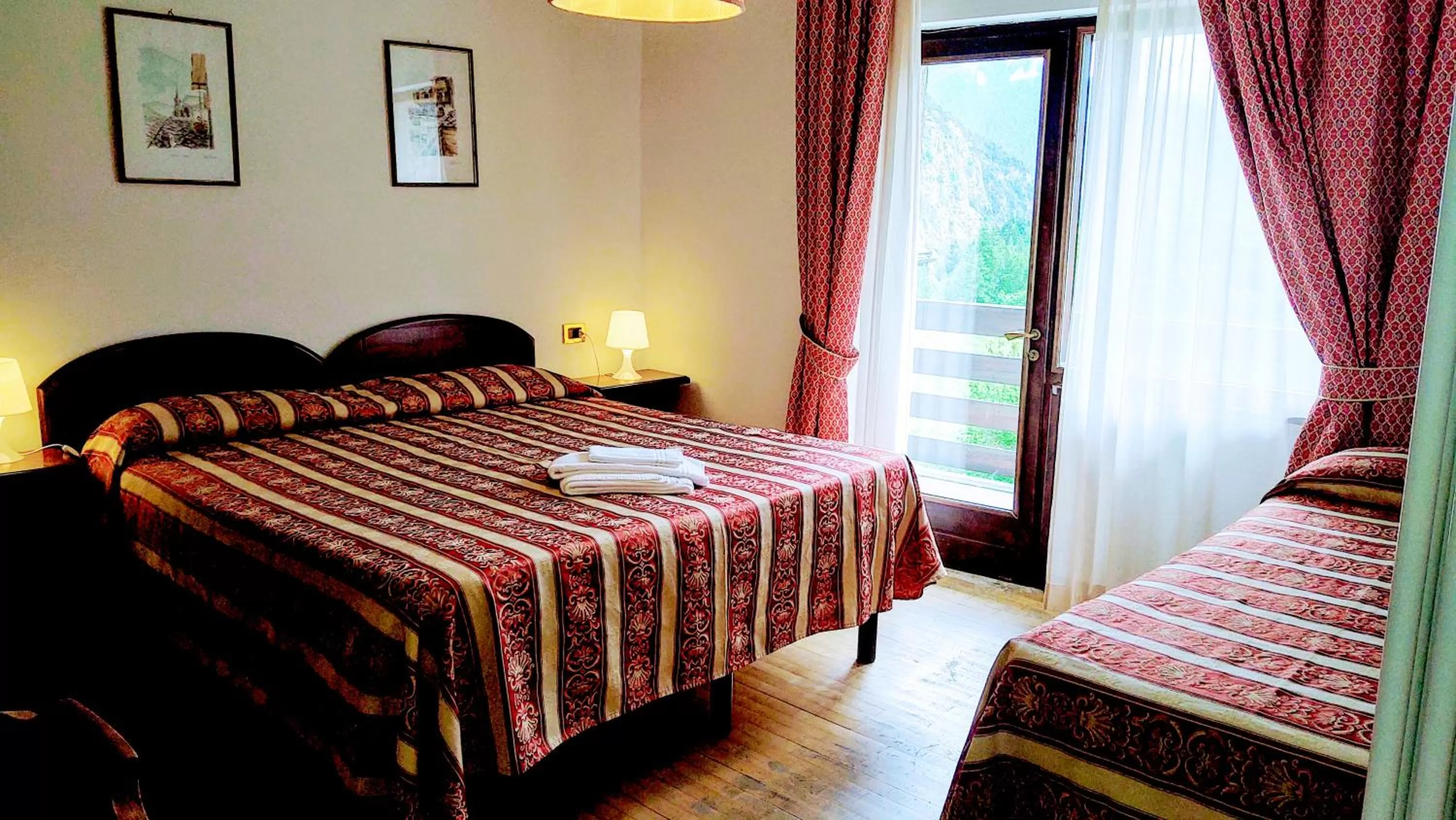 Photo of the whole room, Bed in HG Hotel Italia