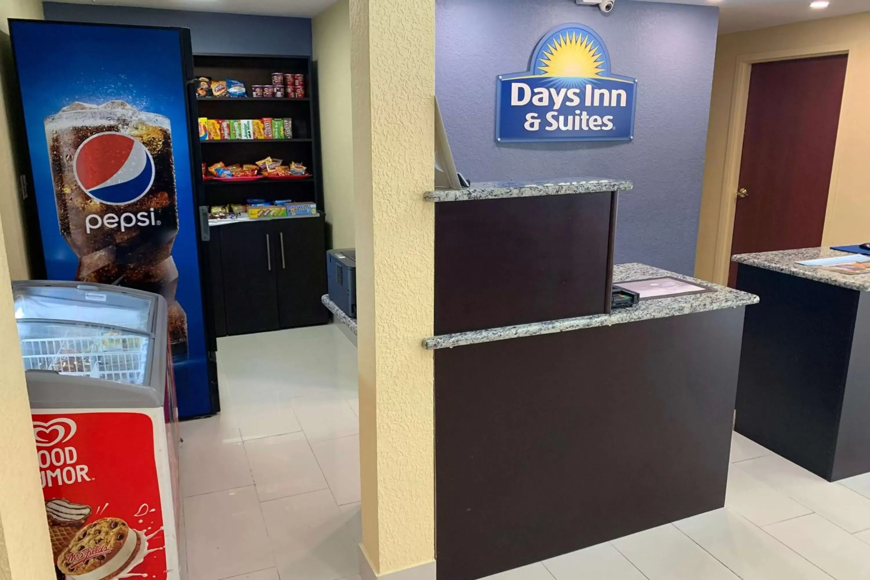 Lobby or reception, Lobby/Reception in Days Inn & Suites by Wyndham Tampa/Raymond James Stadium