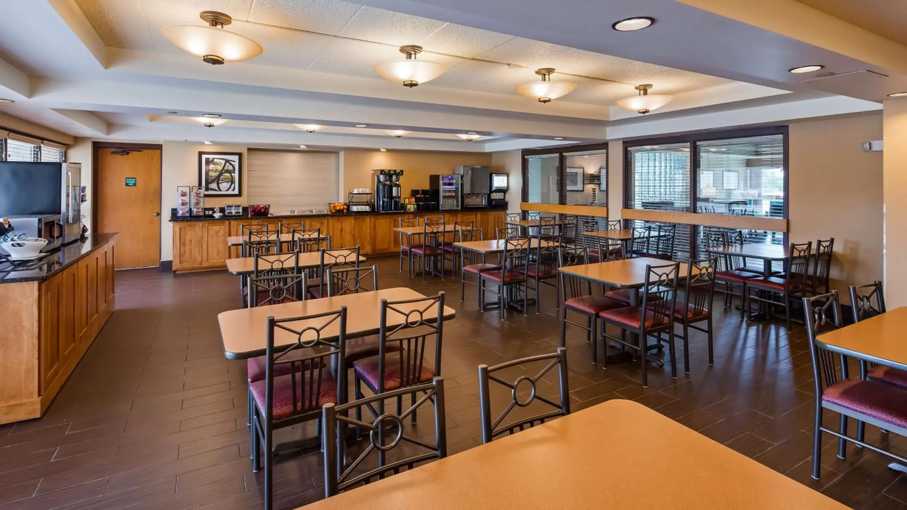 Restaurant/Places to Eat in Best Western East Towne Suites