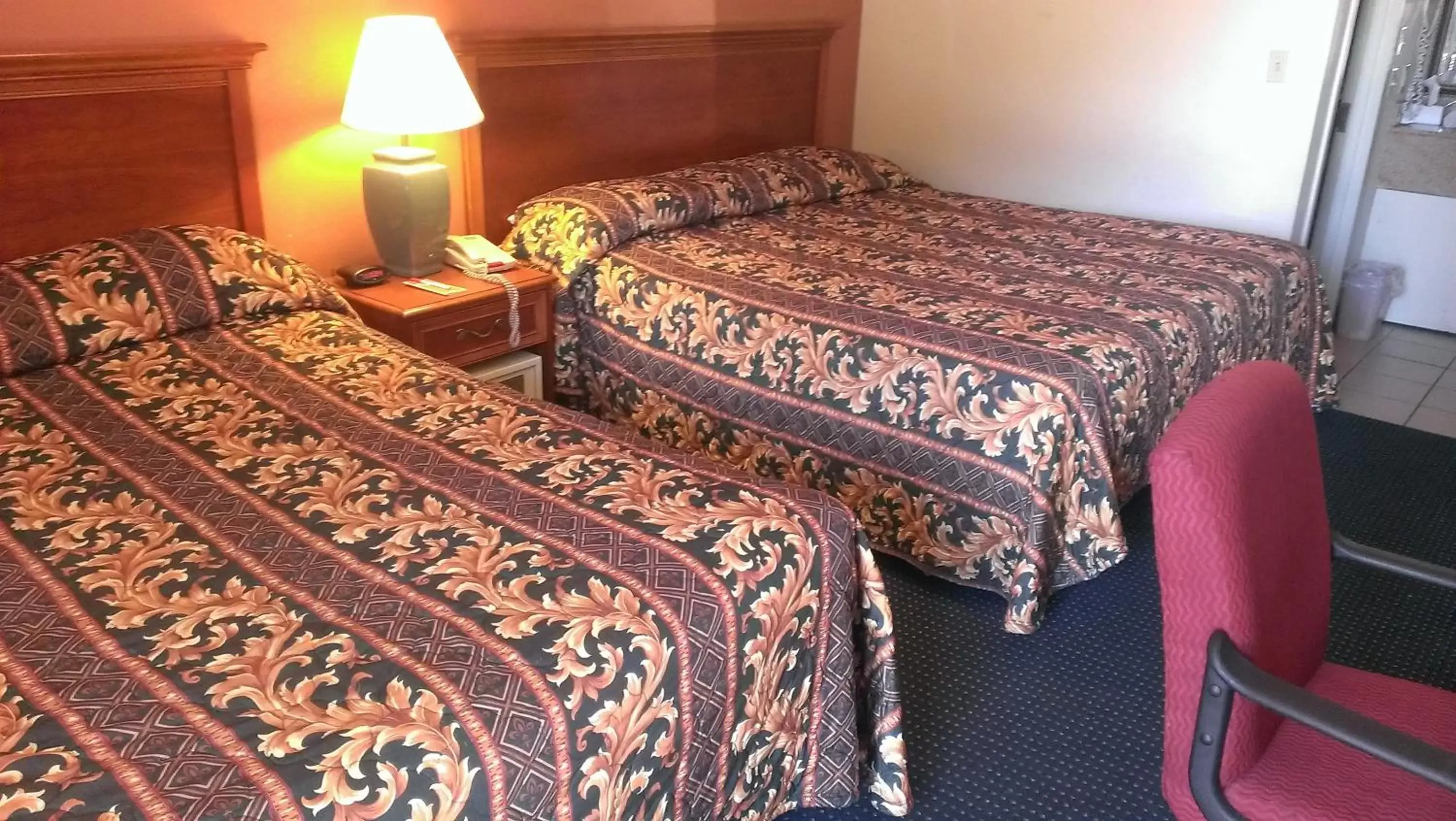 Bed in Red Carpet Inn Norwalk