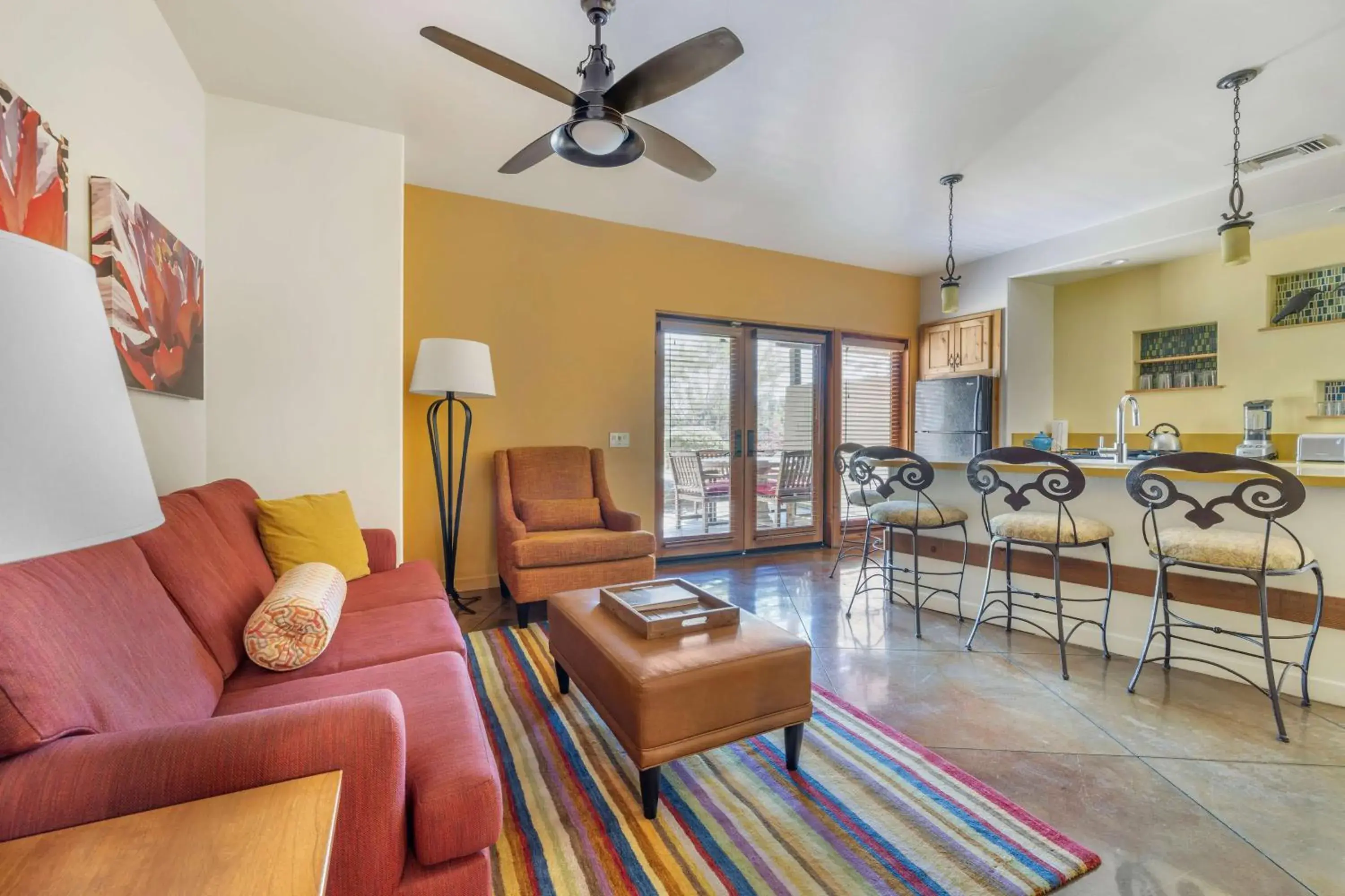 Kitchen or kitchenette, Seating Area in Hilton Grand Vacations Club Palm Desert