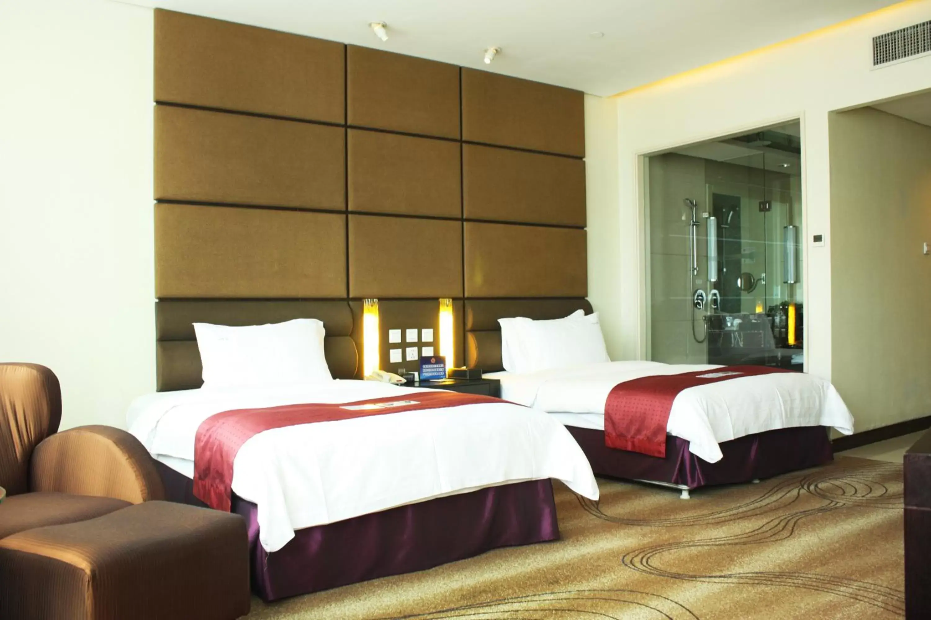 Photo of the whole room, Bed in Holiday Inn Beijing Chang An West, an IHG Hotel