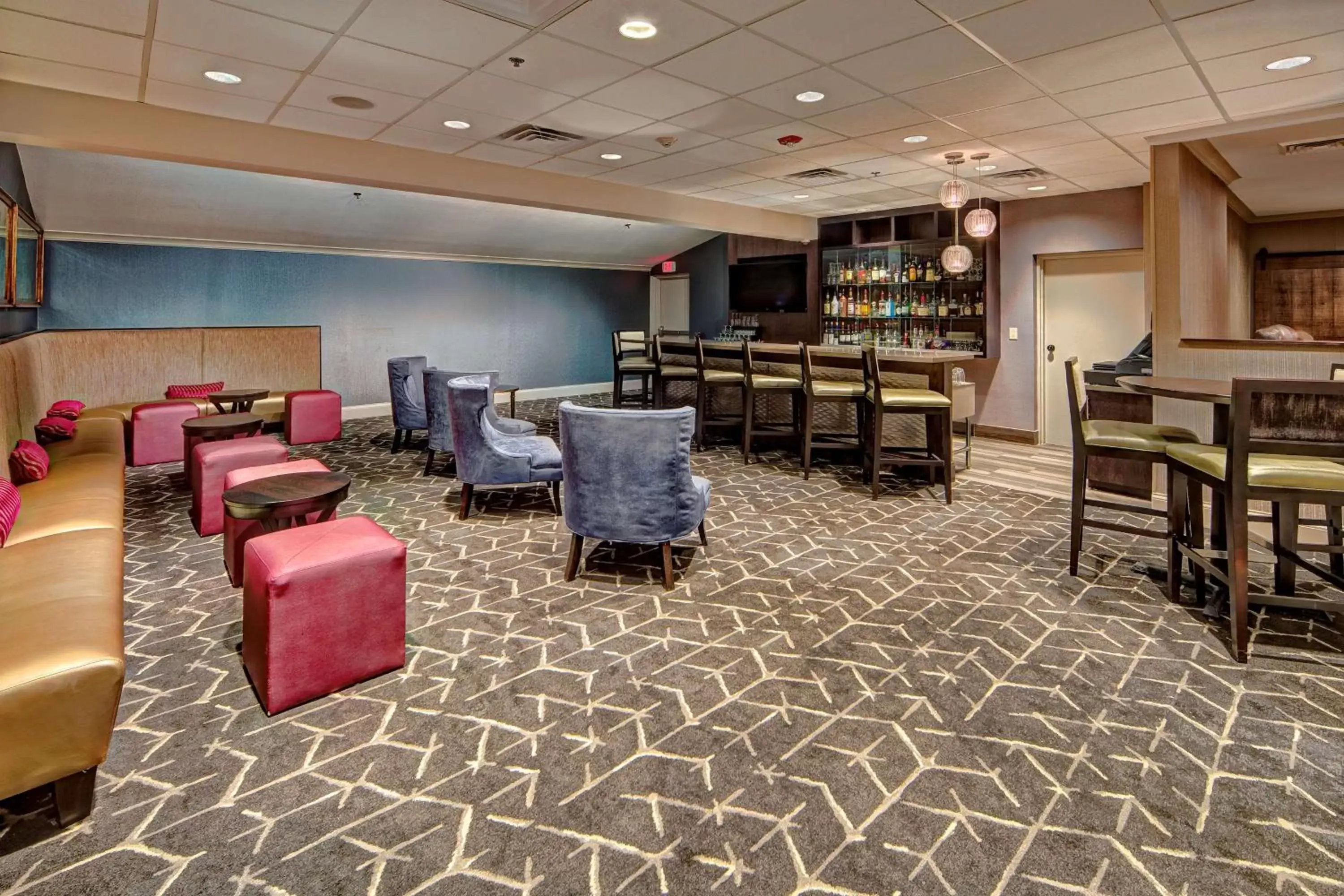 Lounge or bar, Lounge/Bar in DoubleTree by Hilton Decatur Riverfront