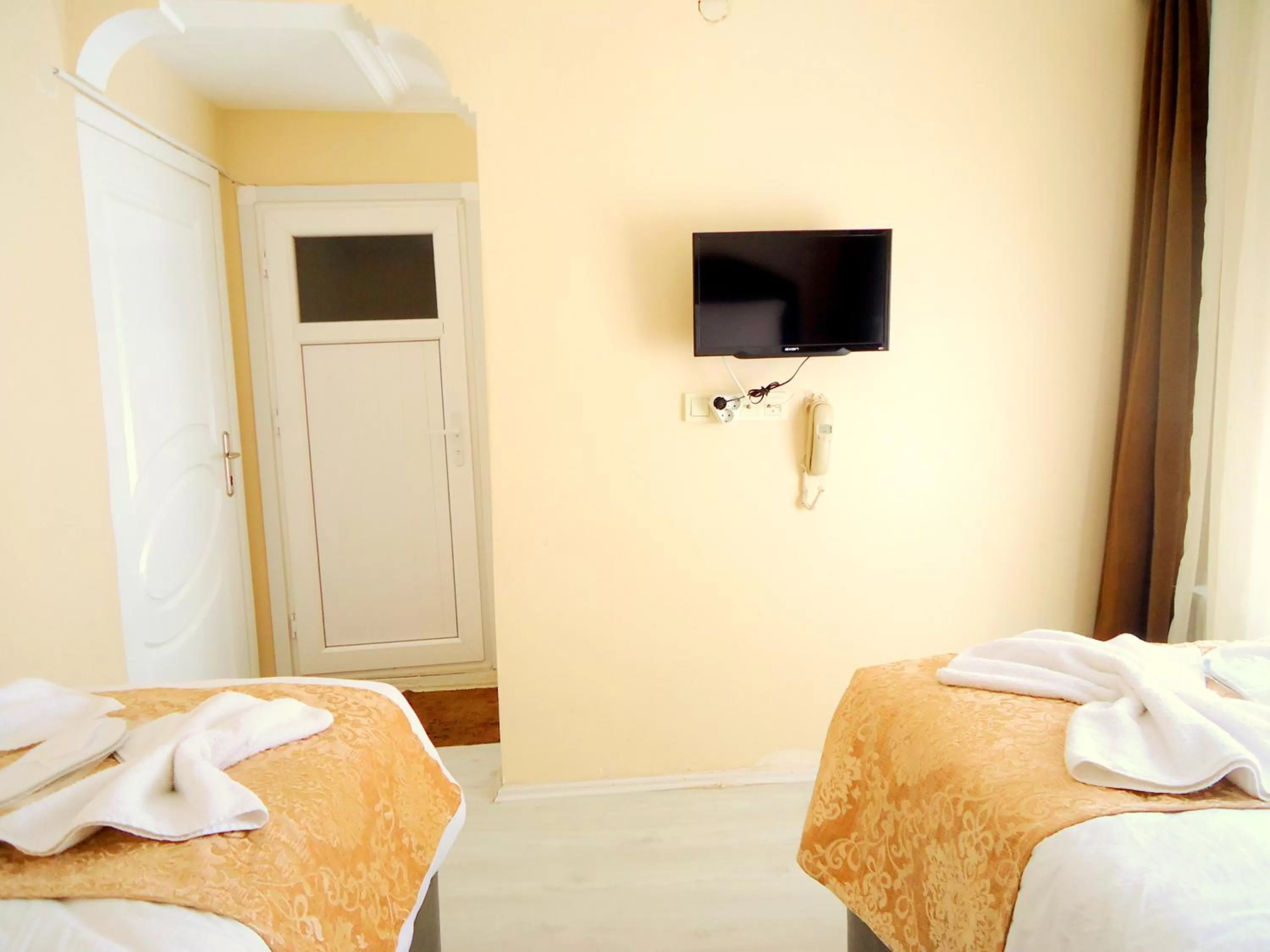 Photo of the whole room, Bed in Tolga Hotel