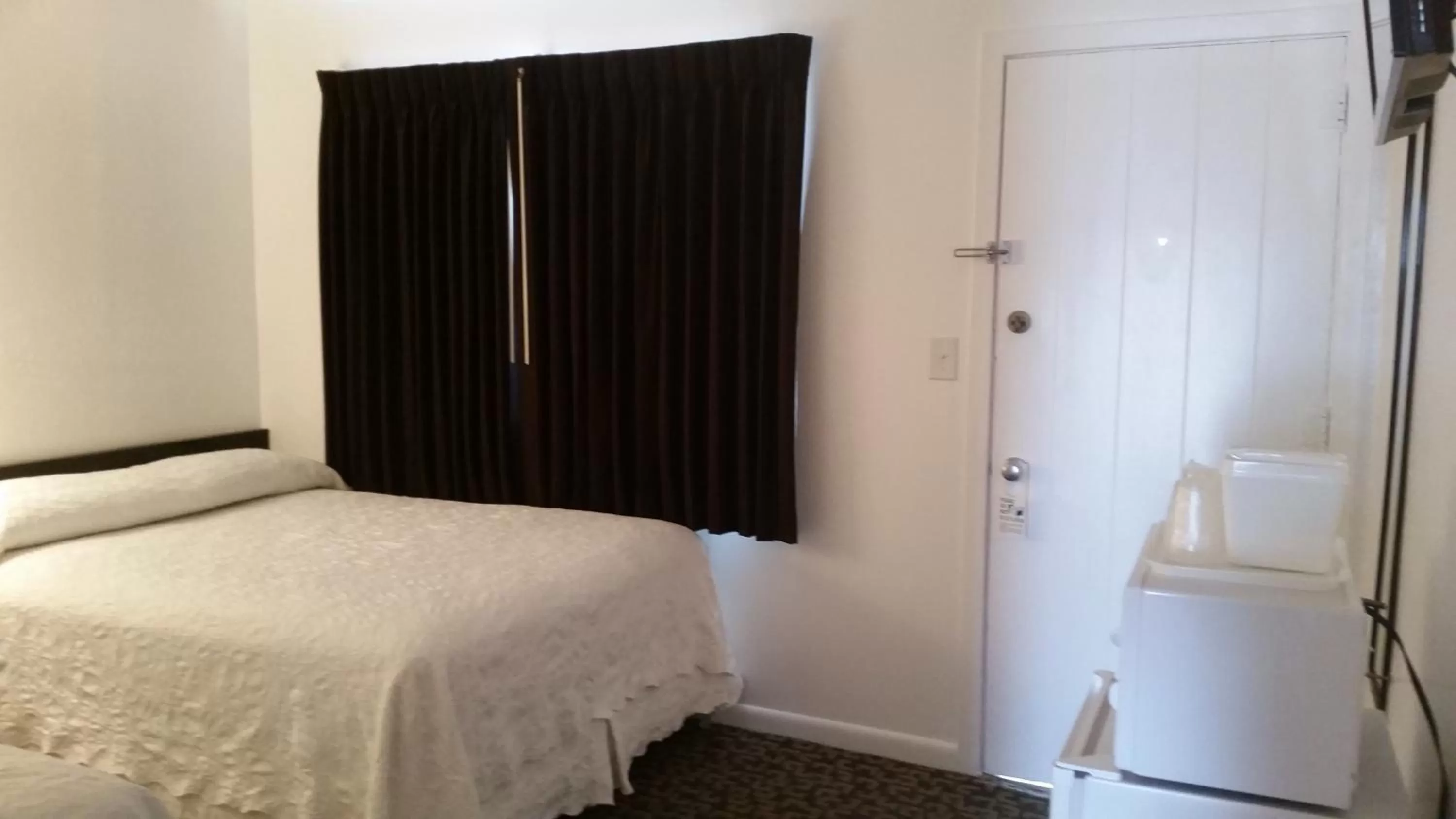 Photo of the whole room, Bed in Rocket Motel