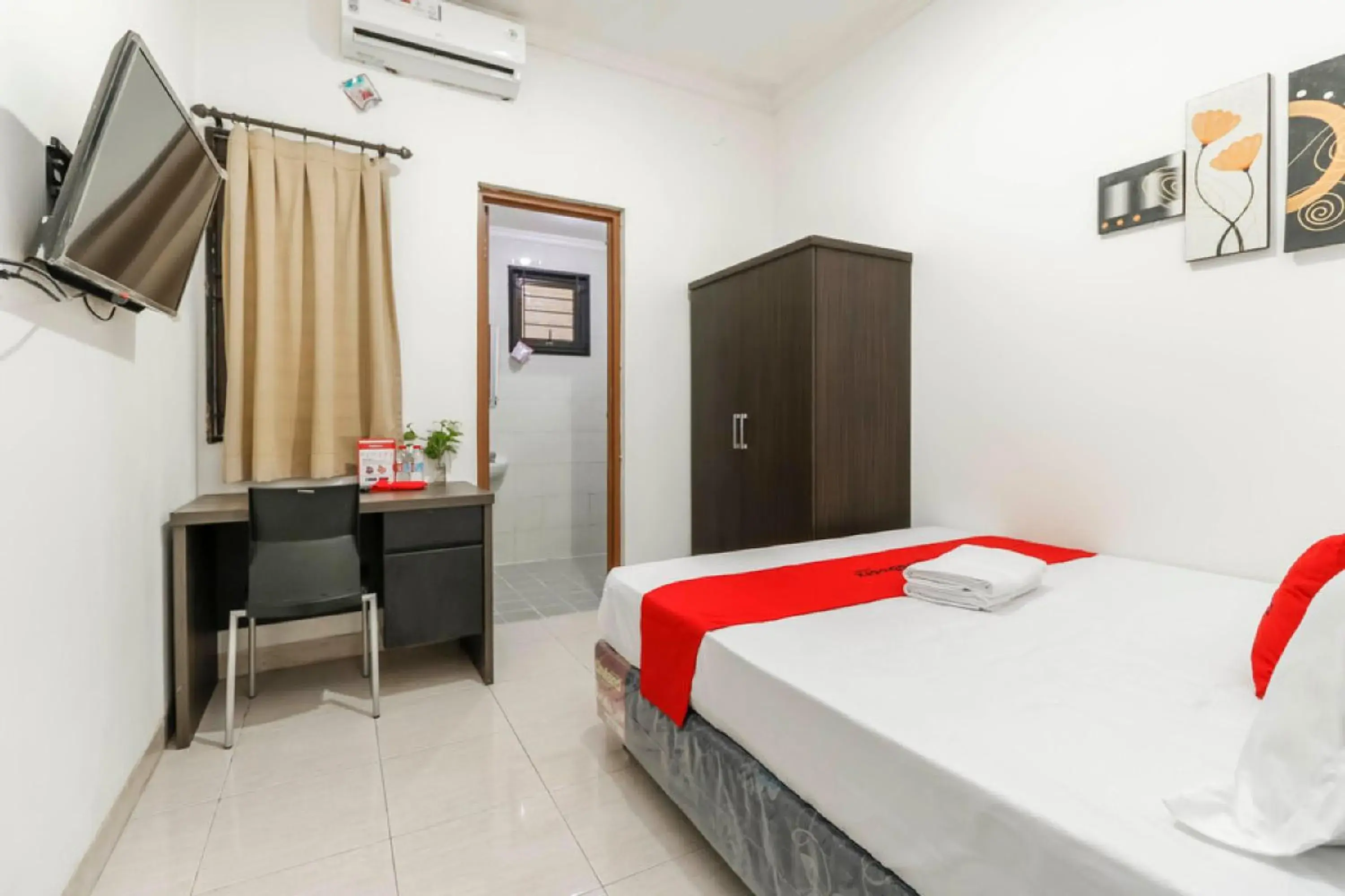 Bedroom, Bed in RedDoorz Plus near Trisakti University