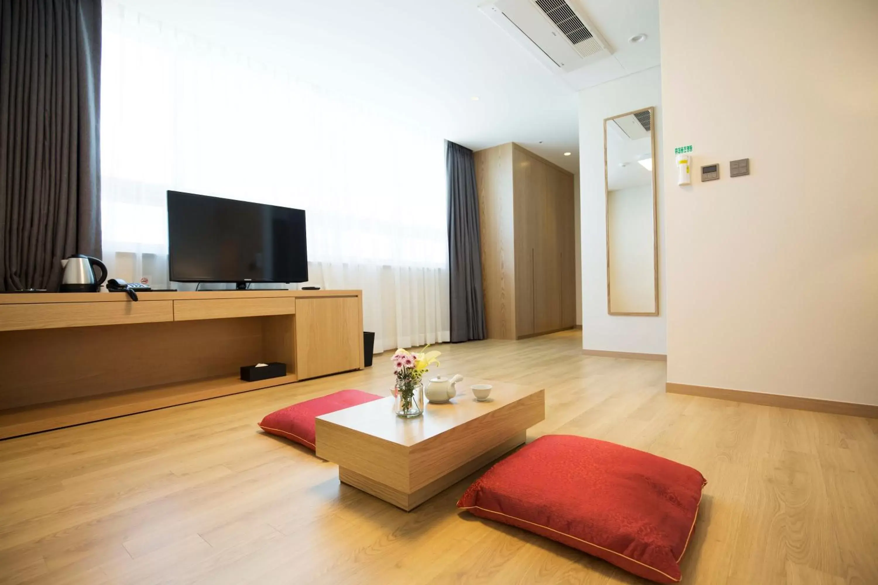 Toilet, TV/Entertainment Center in Best Western Haeundae Hotel