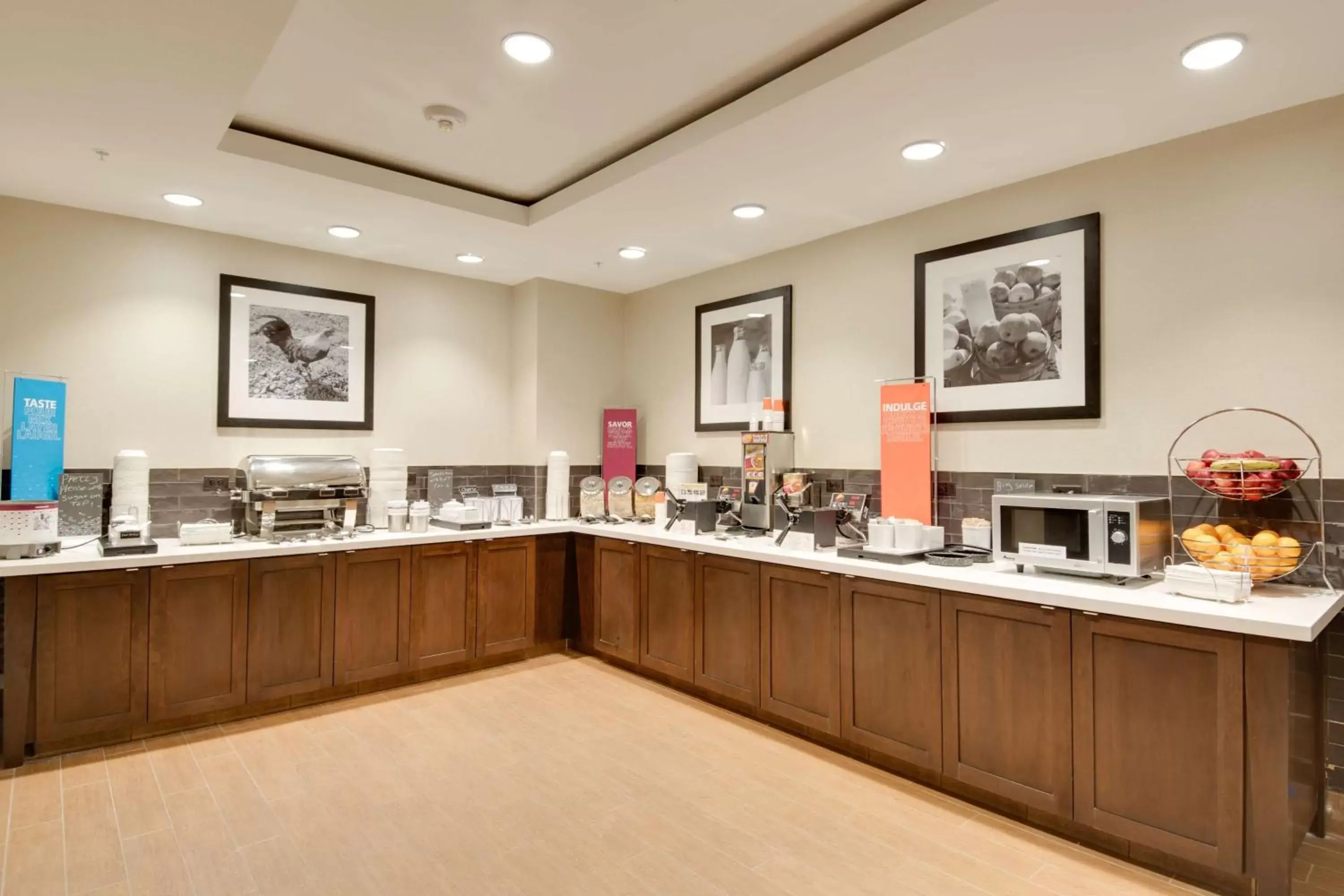 Dining area, Restaurant/Places to Eat in Hampton Inn & Suites Los Angeles - Glendale