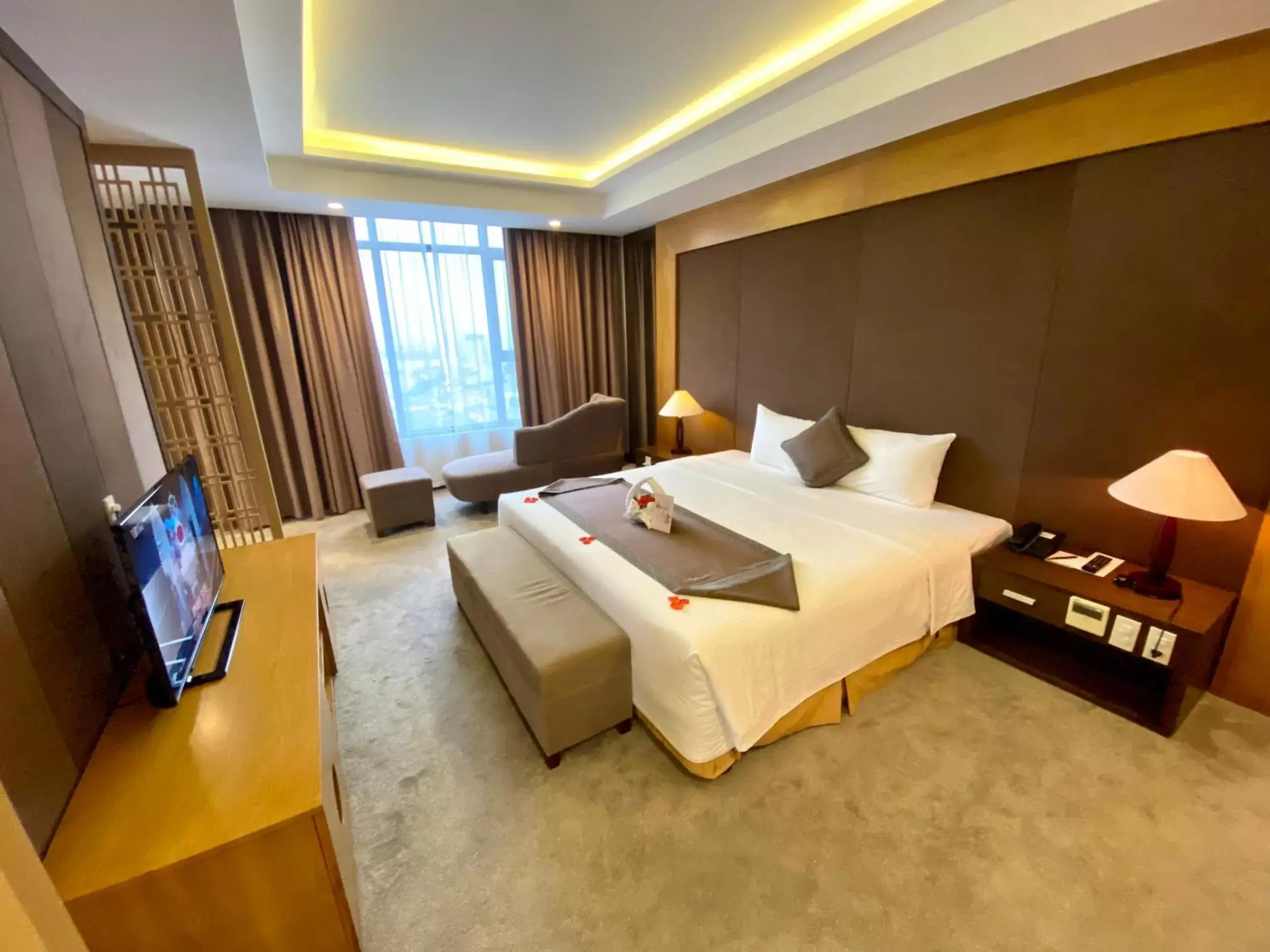 Bedroom in Muong Thanh Luxury Nhat Le Hotel