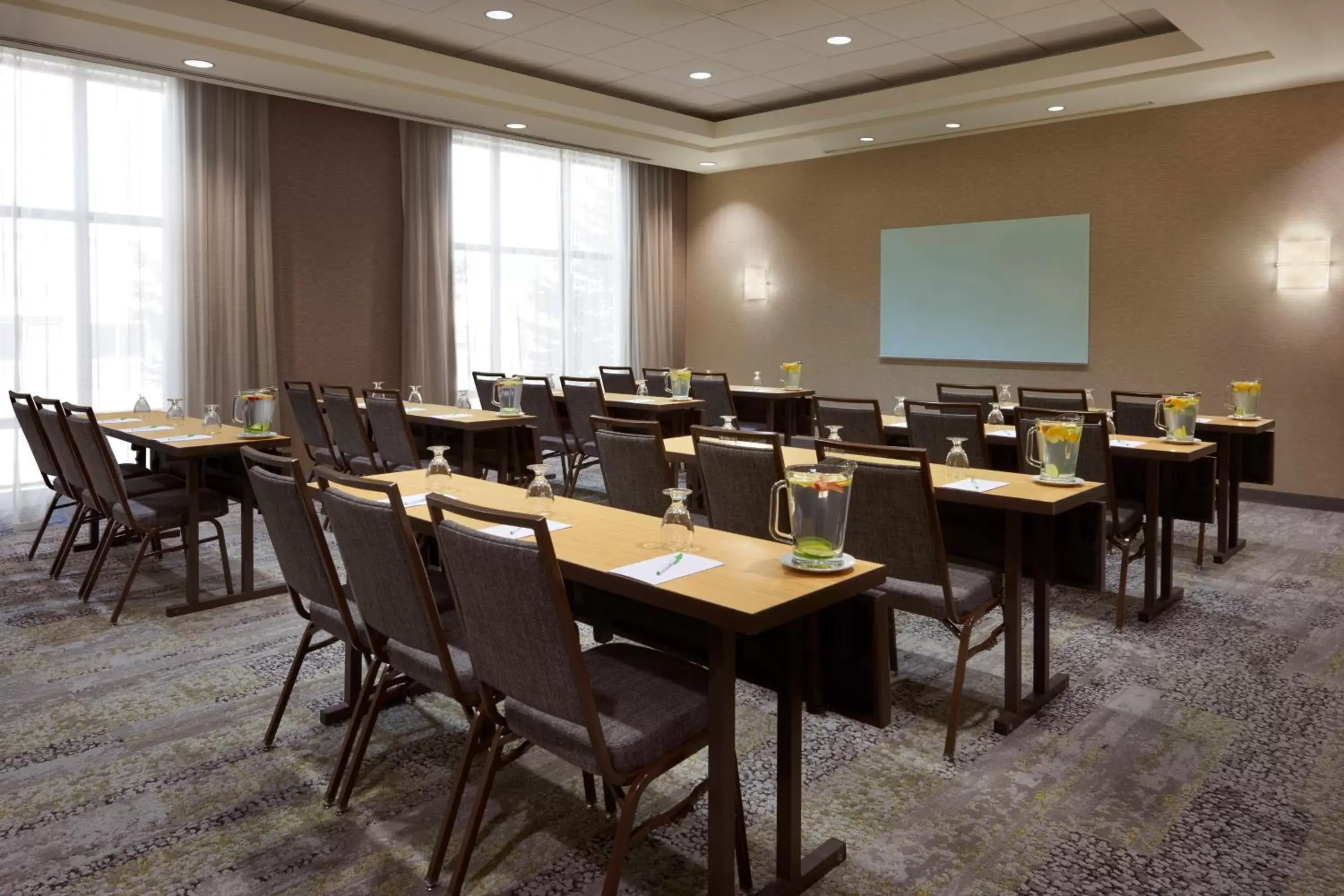 Meeting/conference room in Courtyard by Marriott Kingston Highway 401