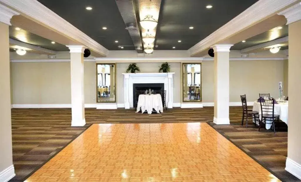 Property building, Banquet Facilities in Niagara Crossing Hotel and Spa