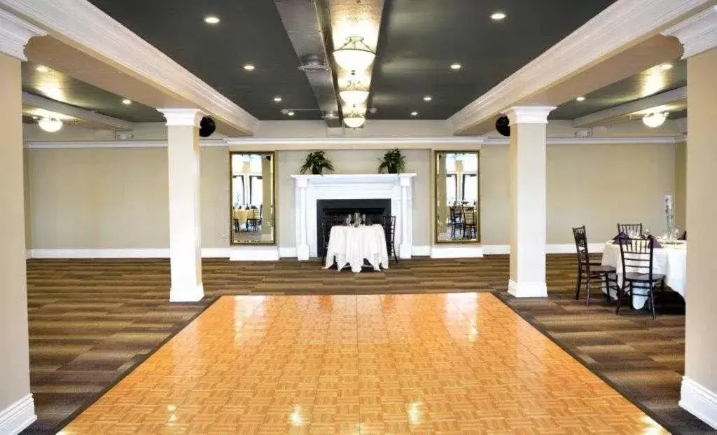 Property building in Niagara Crossing Hotel and Spa Property building in Niagara Crossing Hotel and Spa