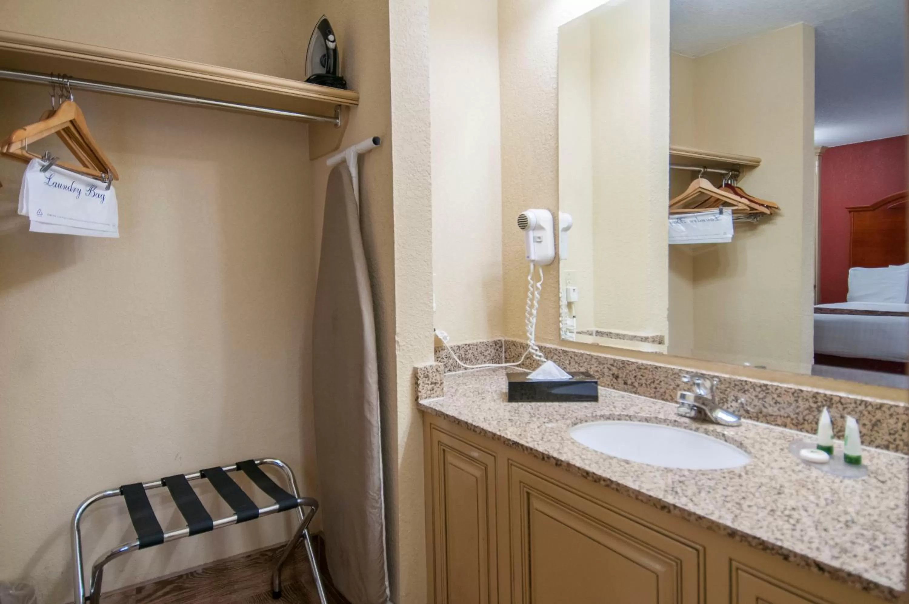 Bedroom in Governors Suites Hotel Oklahoma City Airport Area