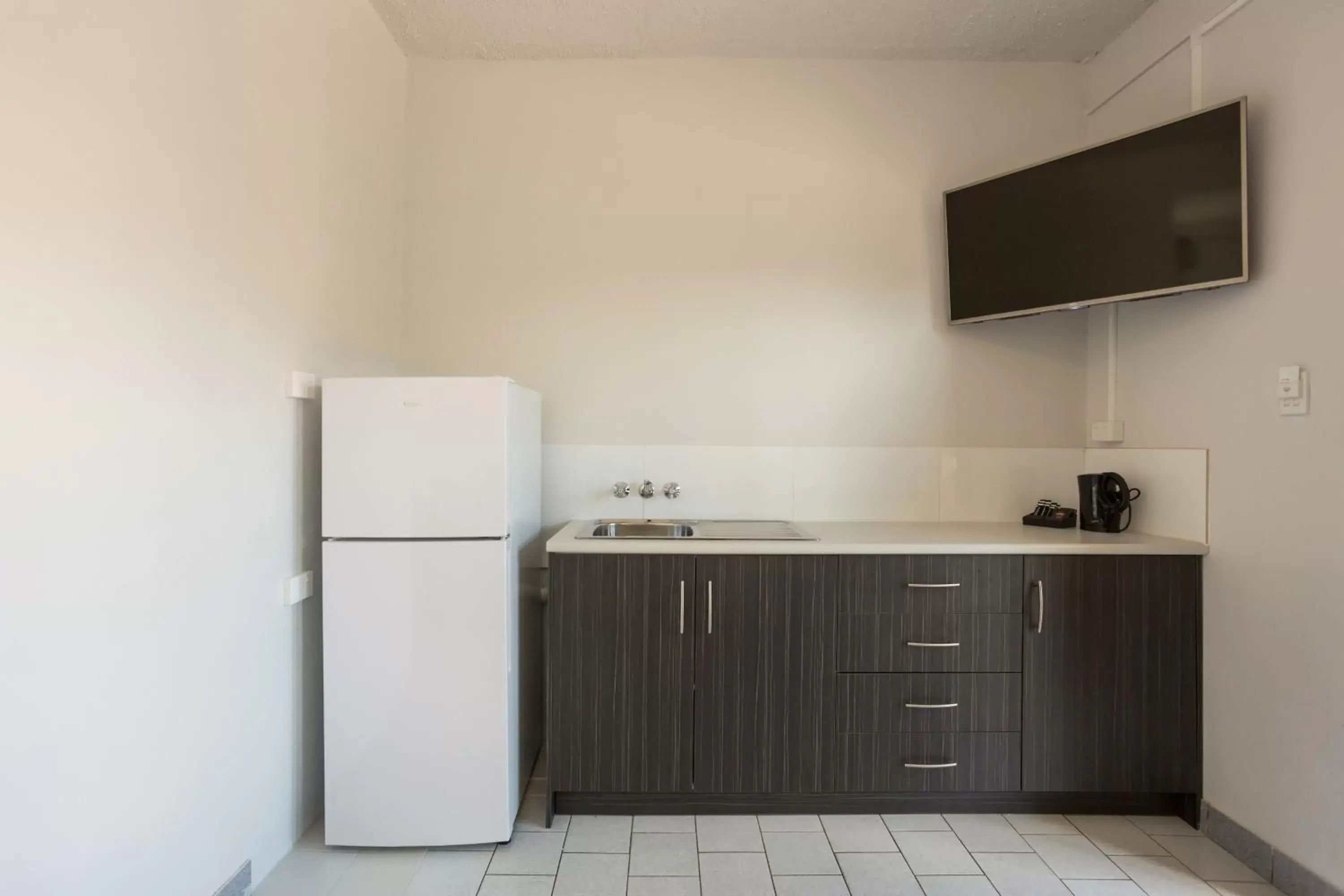 Kitchen or kitchenette, Kitchen/Kitchenette in Nightcap at Emerald Star Hotel