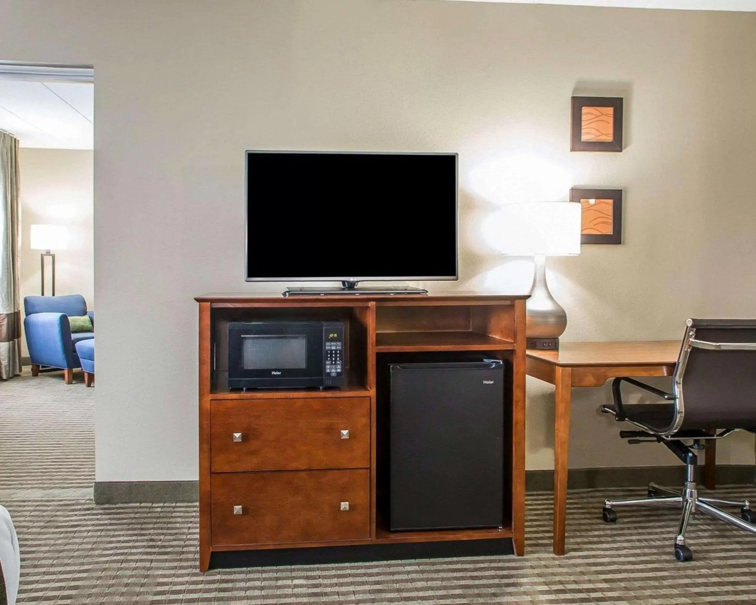 Photo of the whole room, TV/Entertainment Center in Comfort Inn Hammond I-94