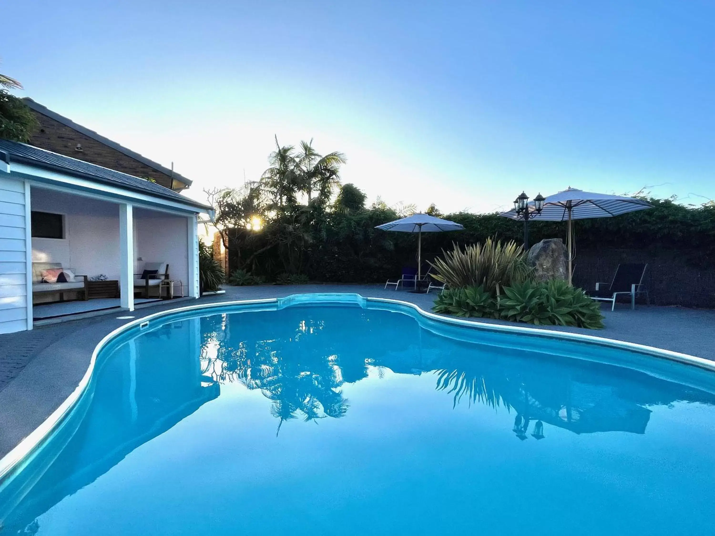 Seating area, Swimming Pool in Pelican Motor Inn