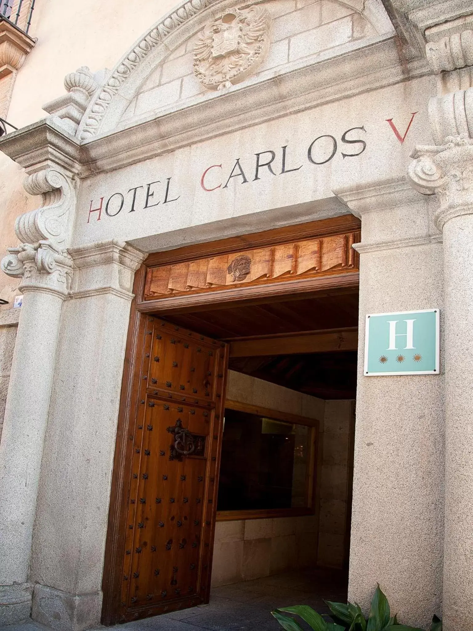 Facade/entrance in Hotel Carlos V