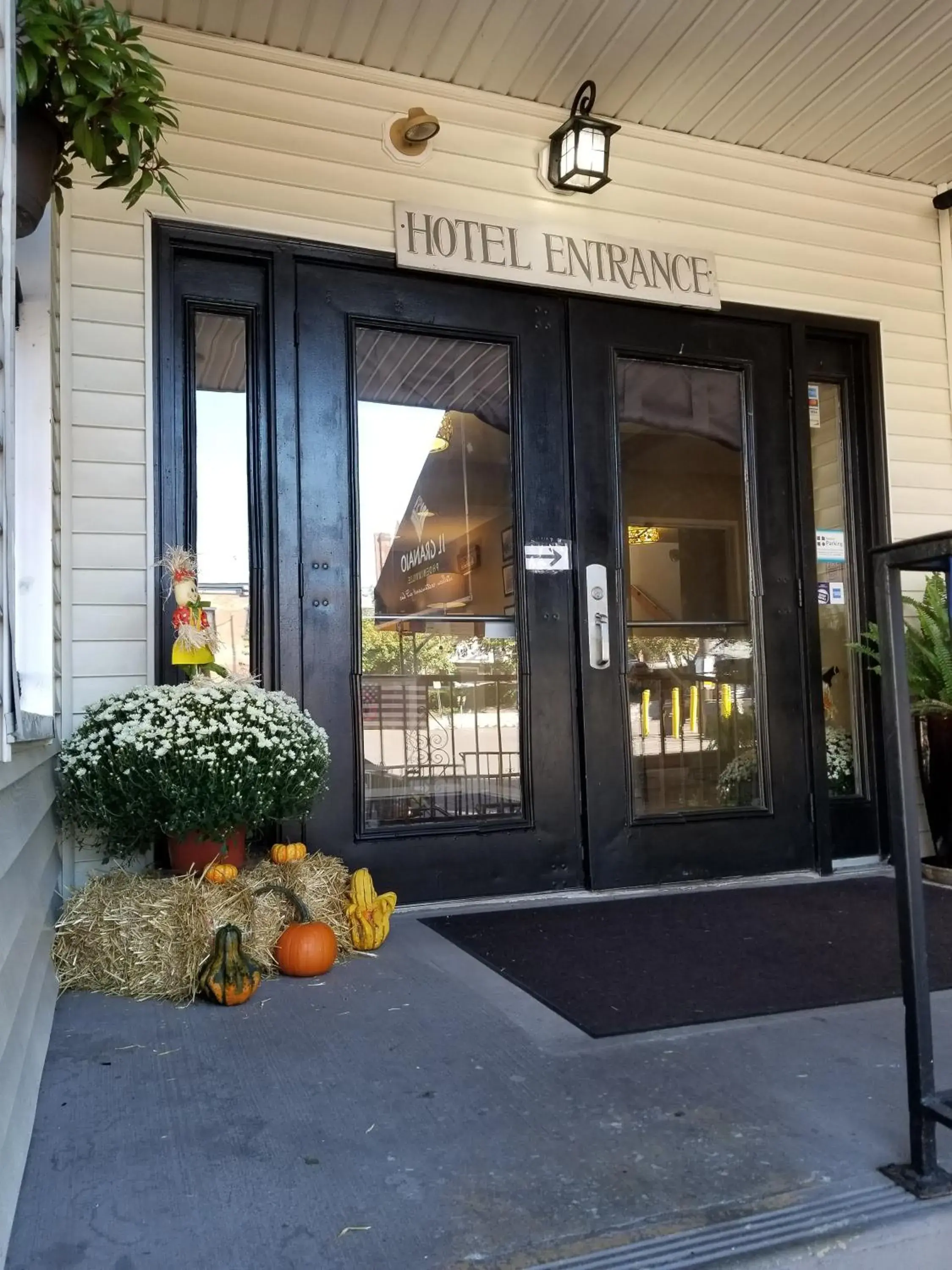 Facade/entrance in Mainstay Inn