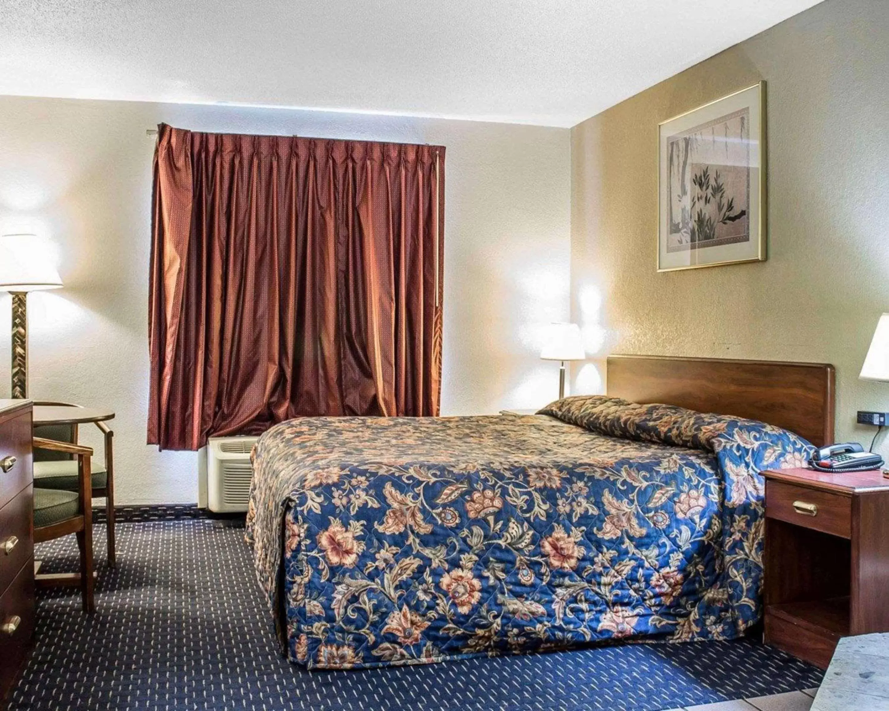 Photo of the whole room, Bed in Econo Lodge Scranton