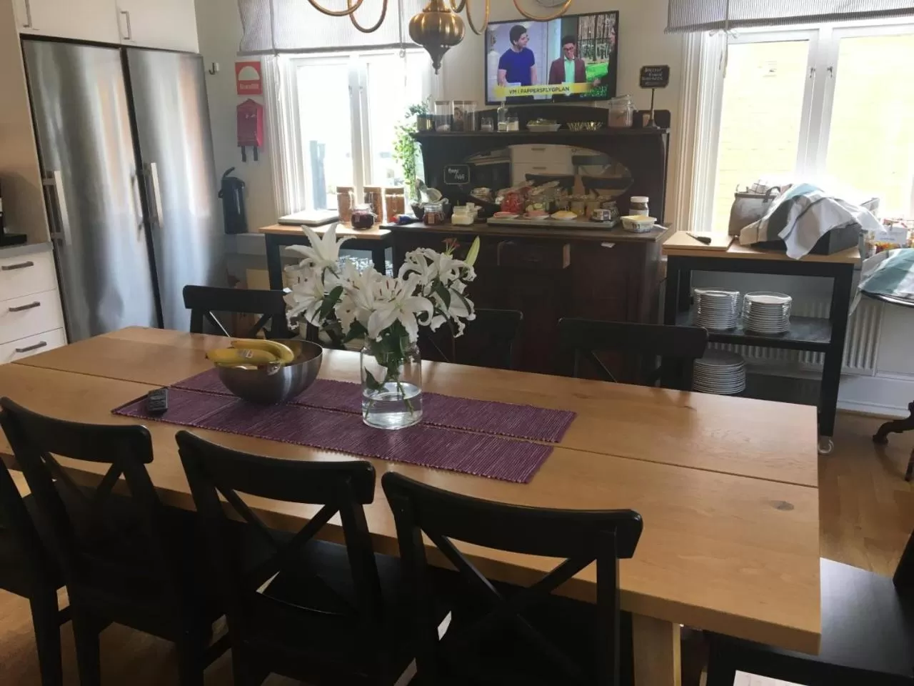 Communal lounge/ TV room in Järnvägshotellet B&B Skara