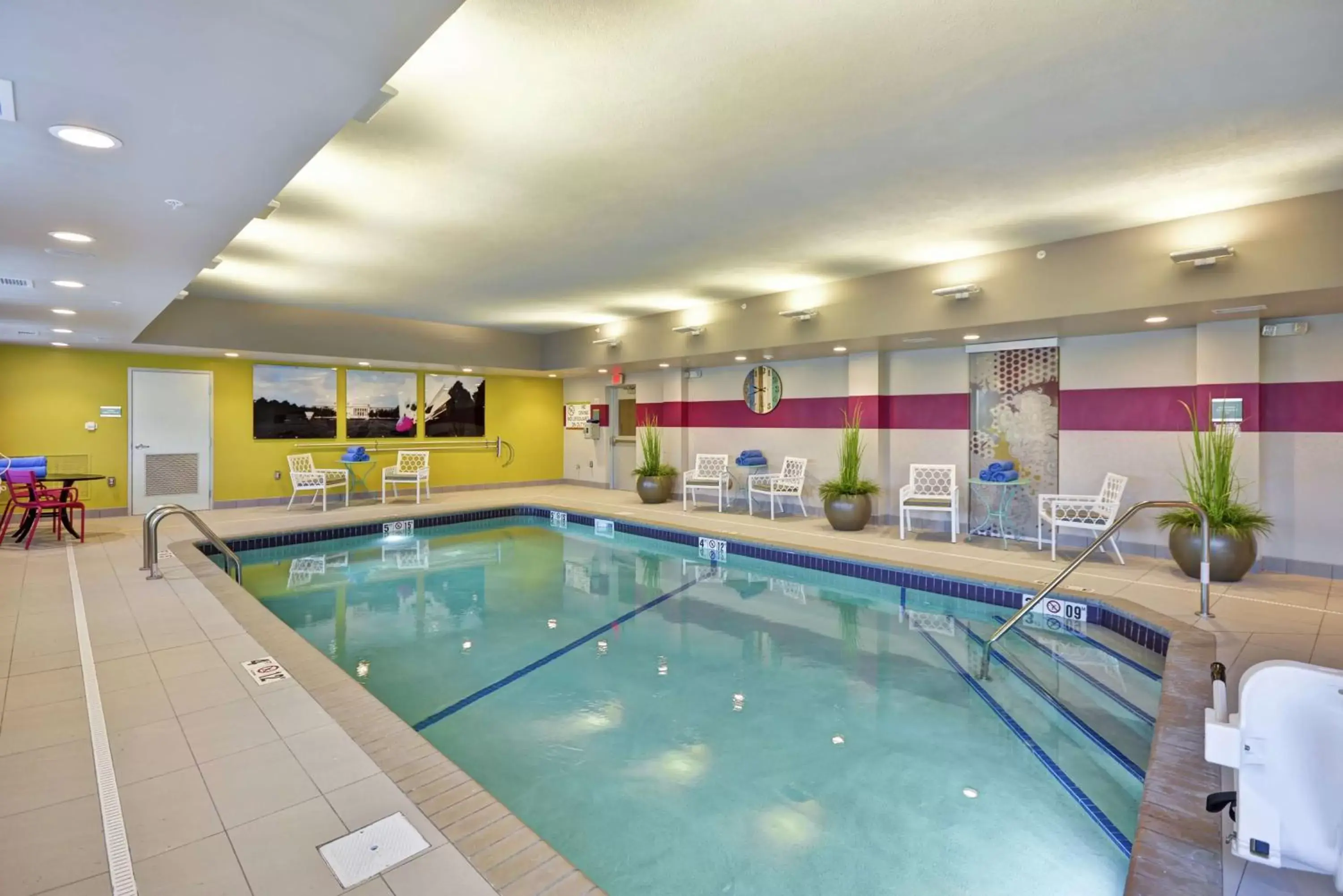 Pool view, Swimming Pool in Home2 Suites by Hilton KCI Airport