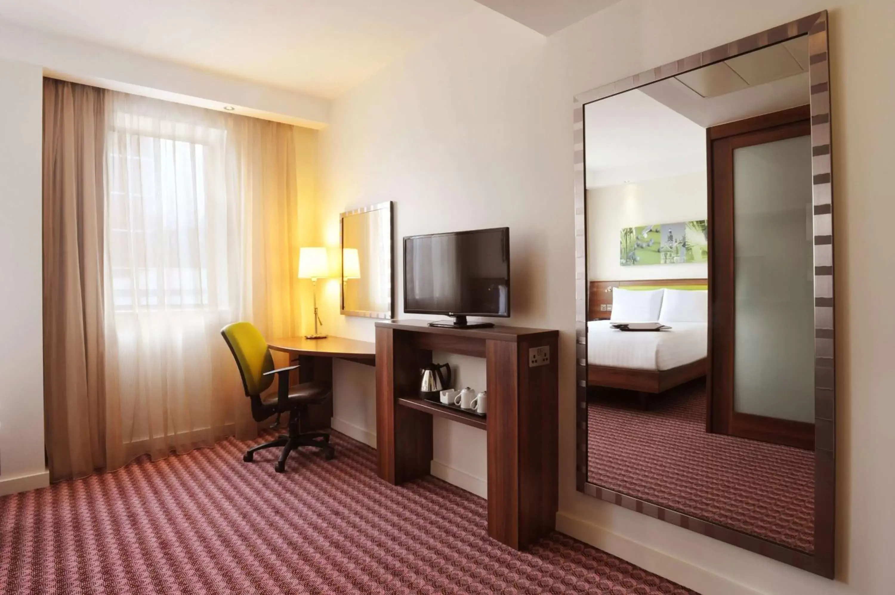 Bed, TV/Entertainment Center in Hampton by Hilton Sheffield