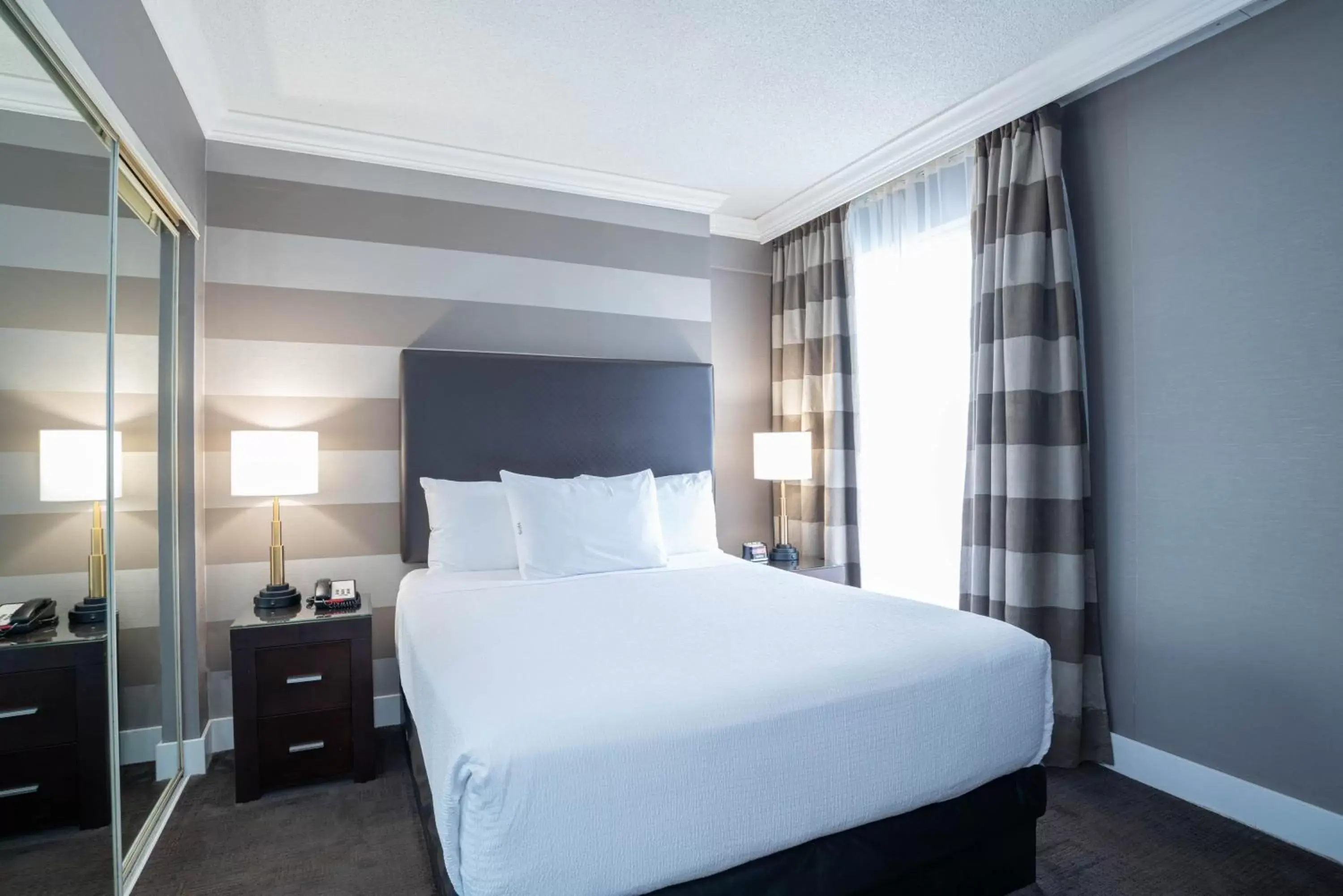 Photo of the whole room, Bed in Sandman Signature Mississauga Hotel