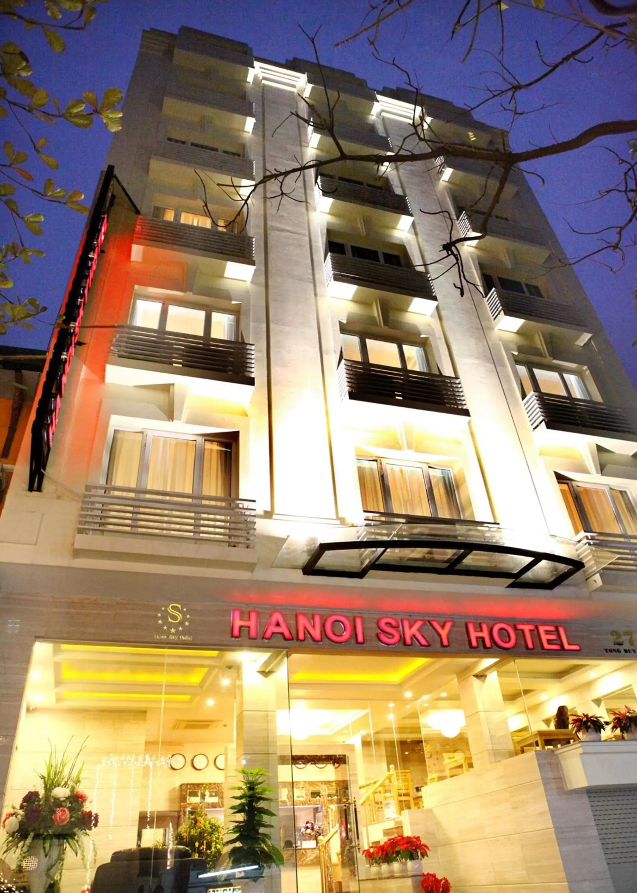 Property building in Hanoi Sky Hotel Property building in Hanoi Sky Hotel
