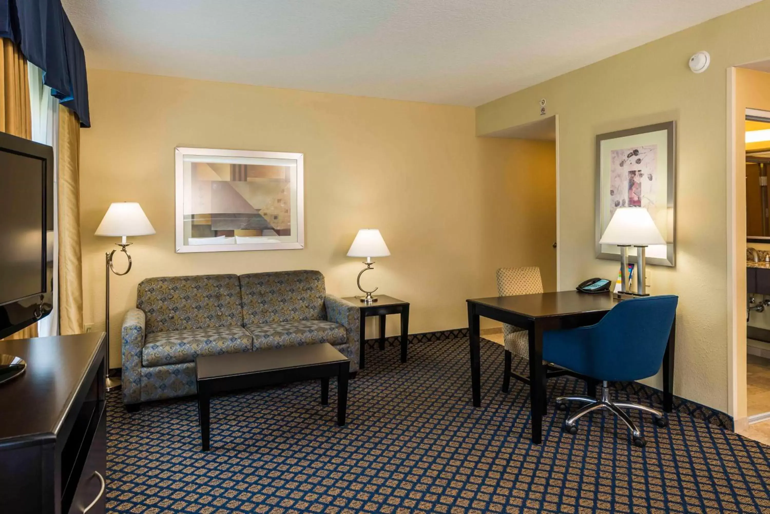 Bedroom, Seating Area in Hampton Inn & Suites Jacksonville South - Bartram Park