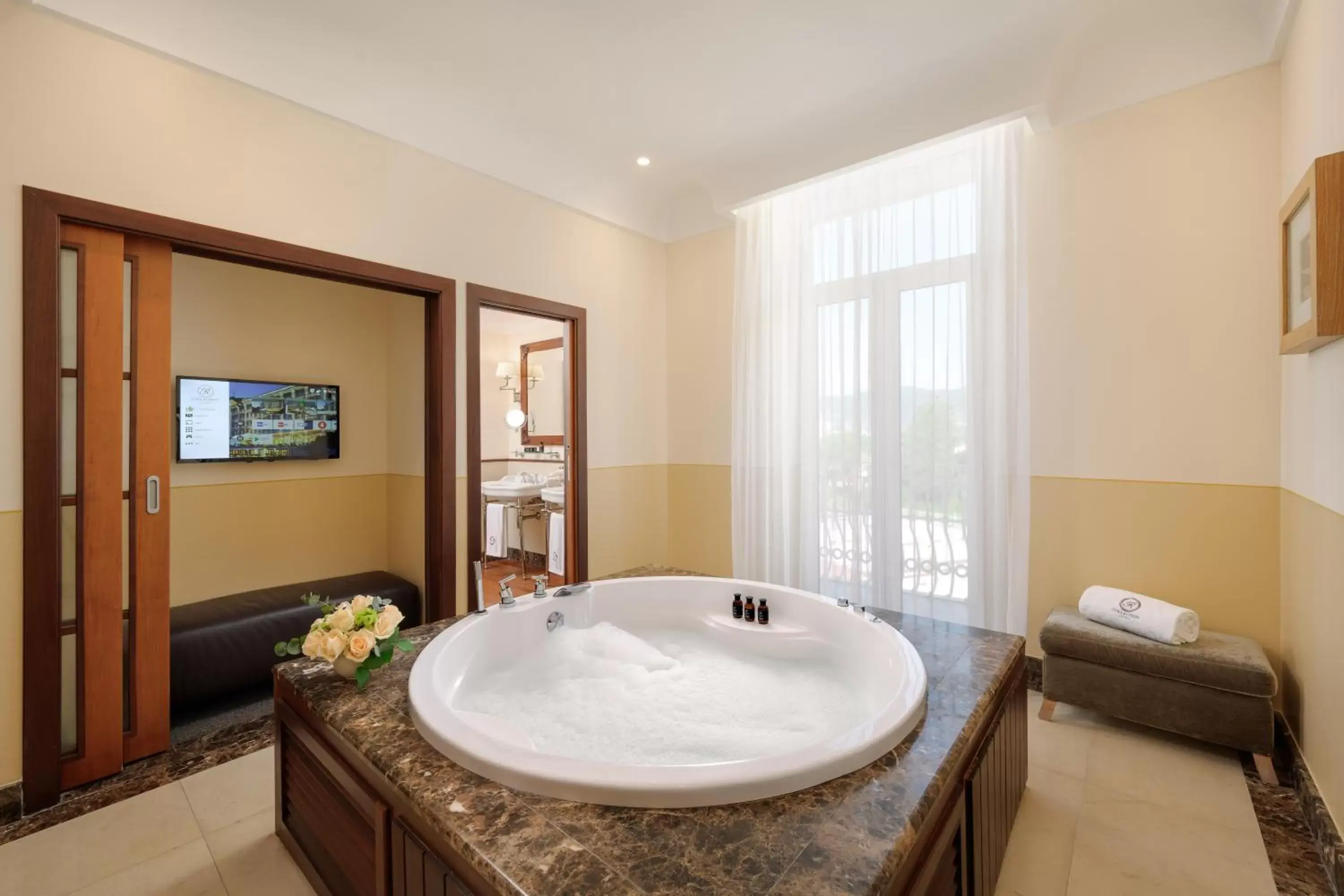 Hot Tub, Bathroom in Grand Hotel Bristol Resort & Spa