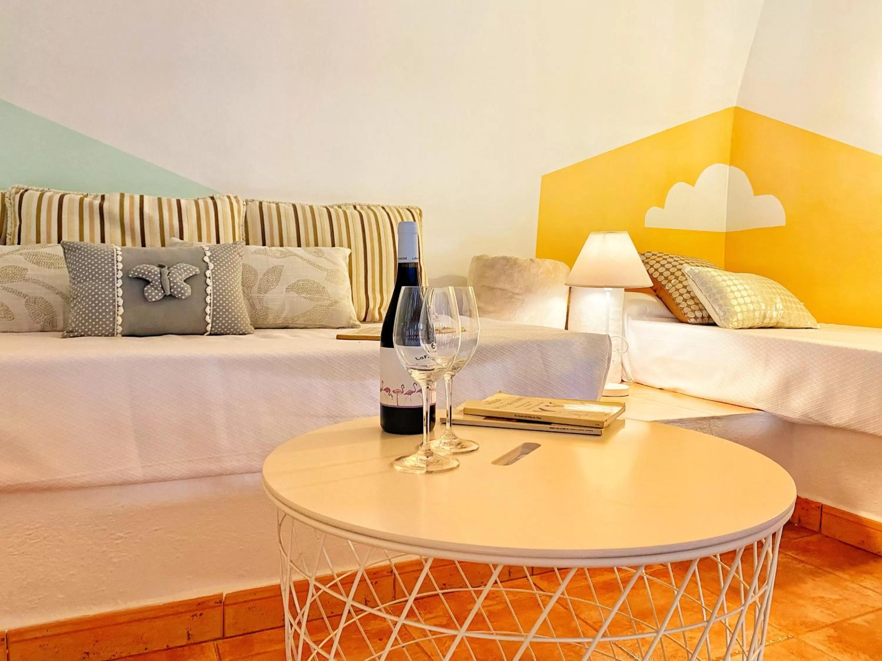 Seating area, Bed in Delta Hotel