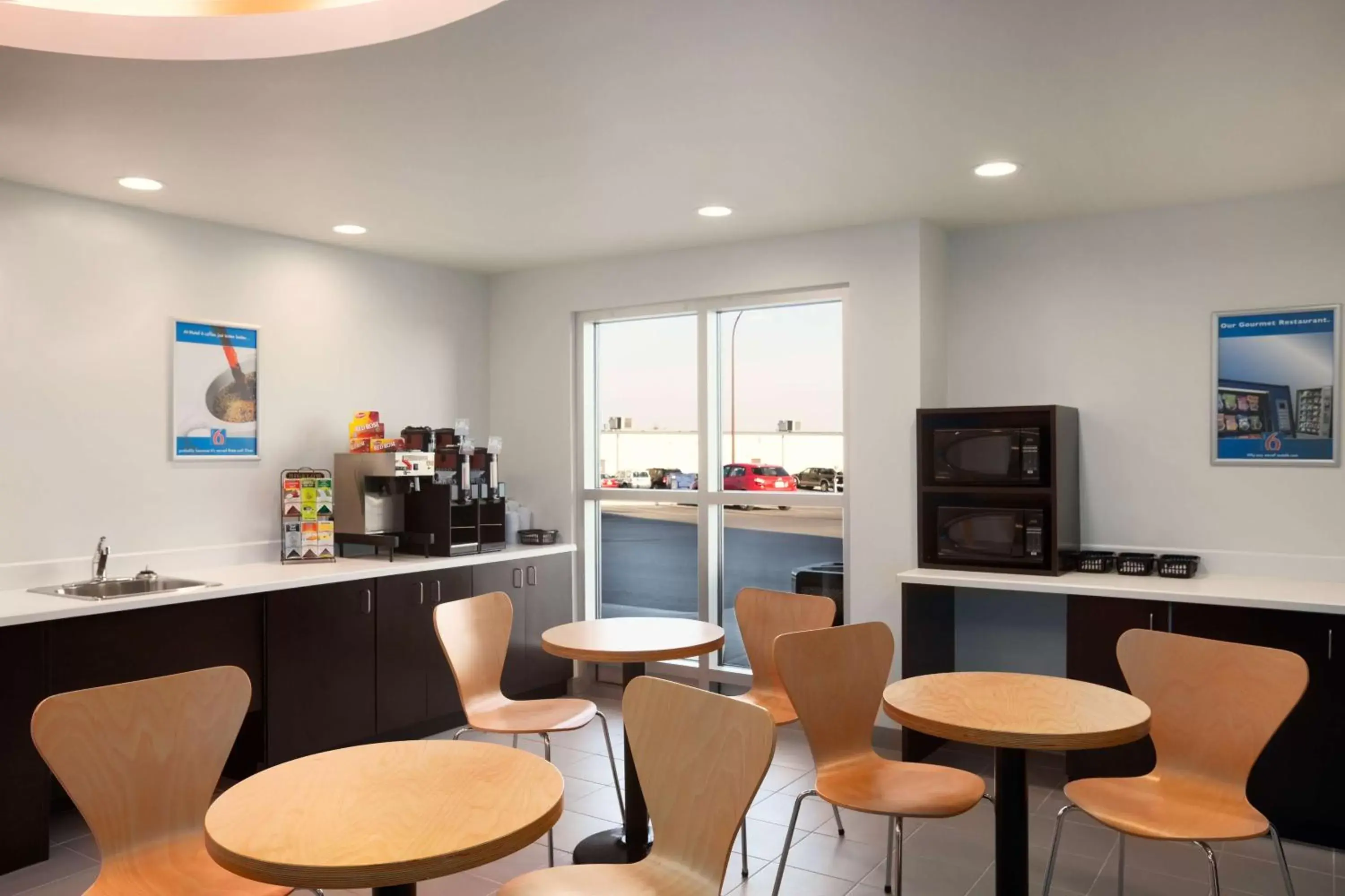 Lobby or reception, Restaurant/Places to Eat in Motel 6-Swift Current, SK