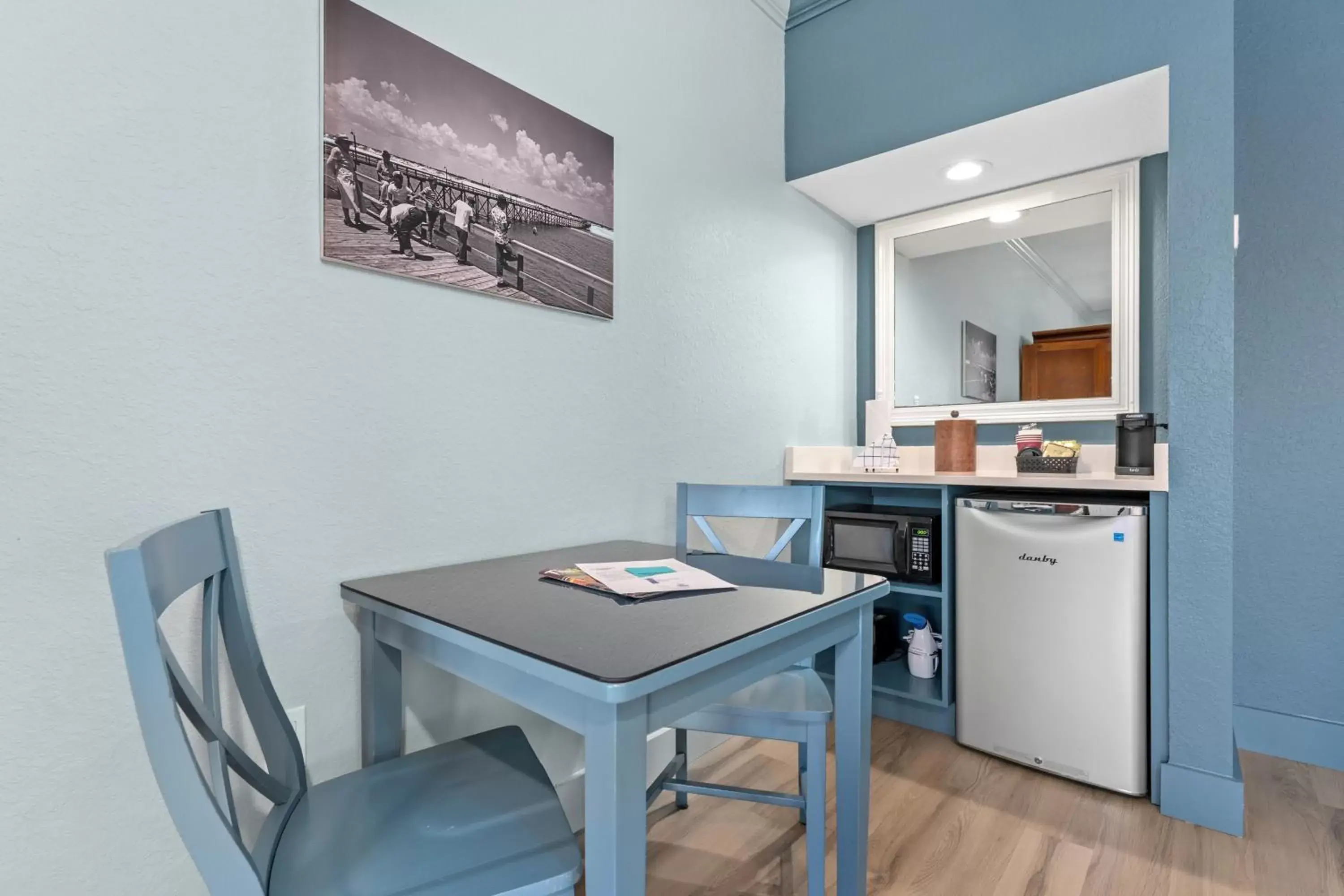 Seating area, Kitchen/Kitchenette in Beachside Inn