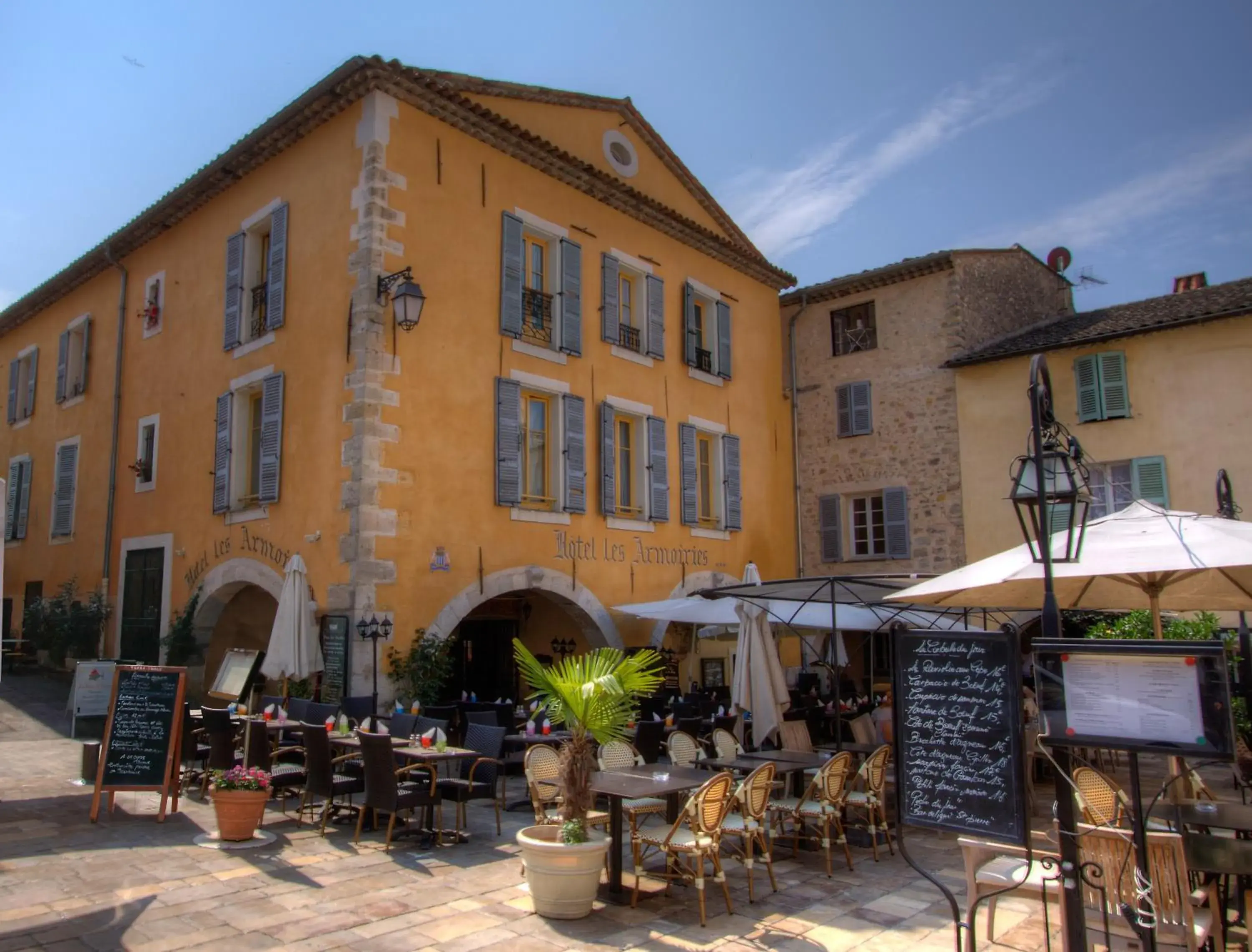 Facade/entrance, Property Building in Hotel les Armoiries