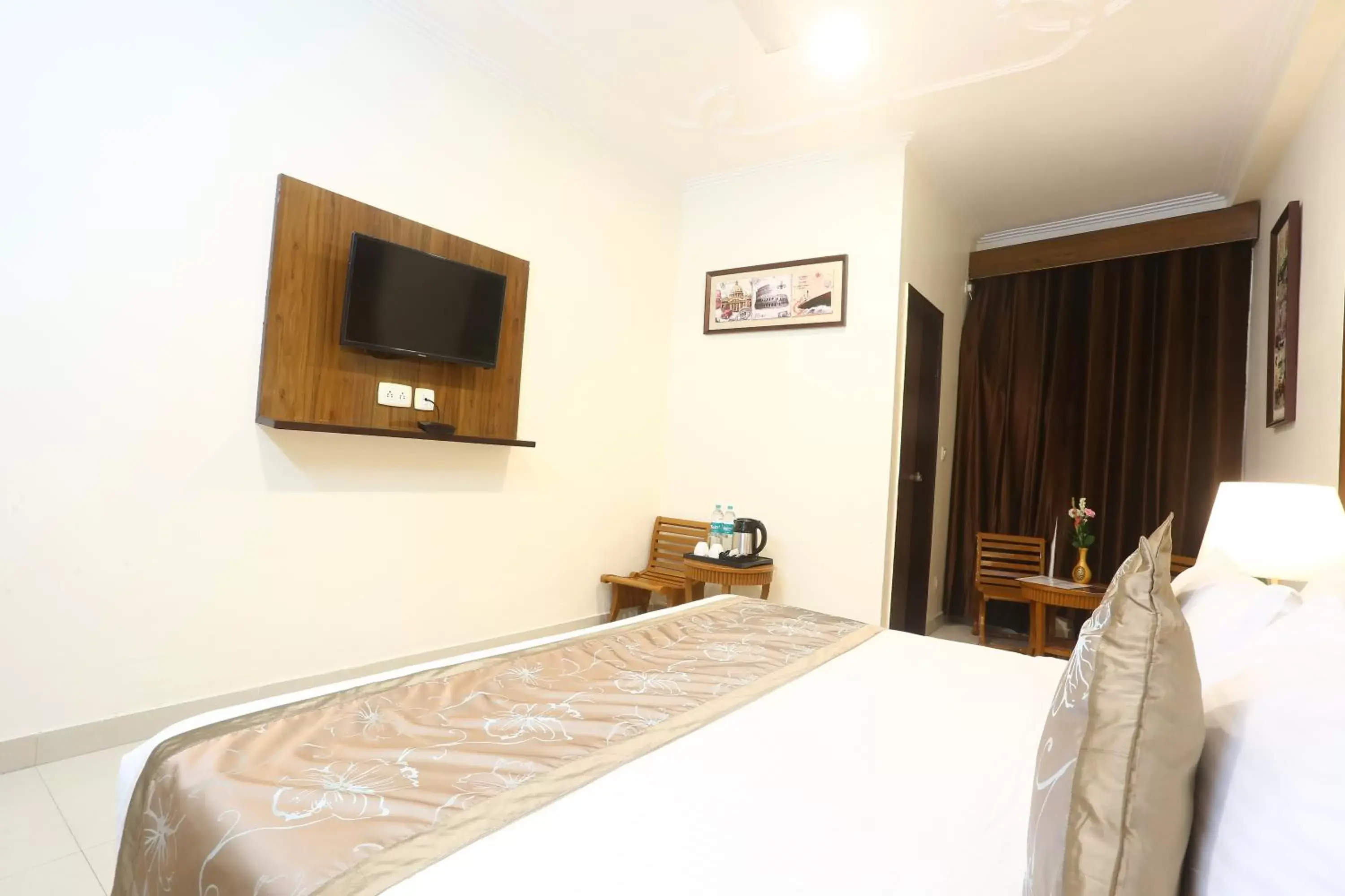 Deluxe Double Room - single occupancy in Hotel Earth Deluxe Double Room - single occupancy in Hotel Earth