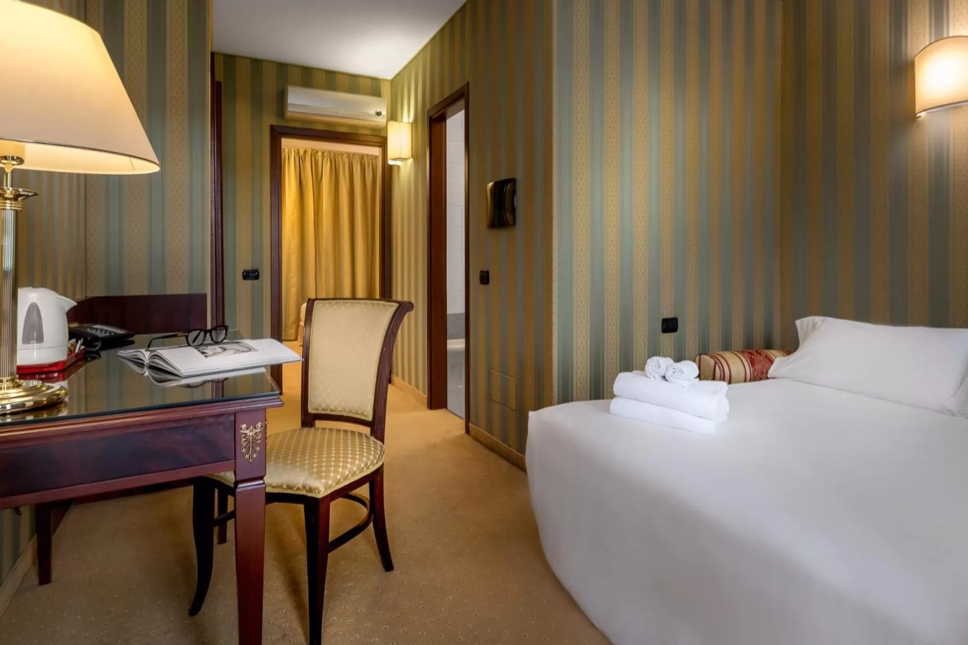 Bed in Best Western Cavalieri Della Corona