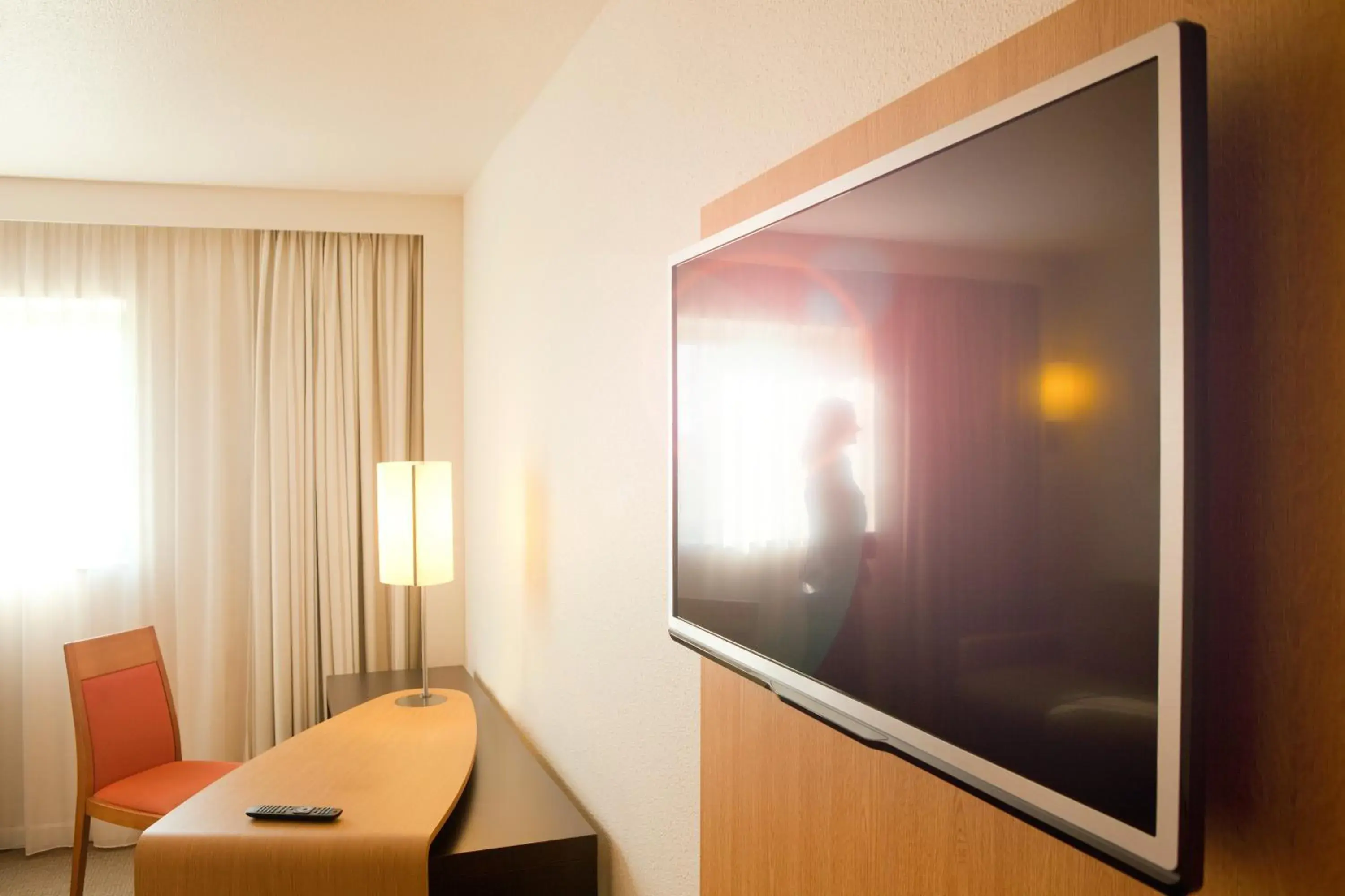 Day, TV/Entertainment Center in Novotel Paris Créteil Le Lac