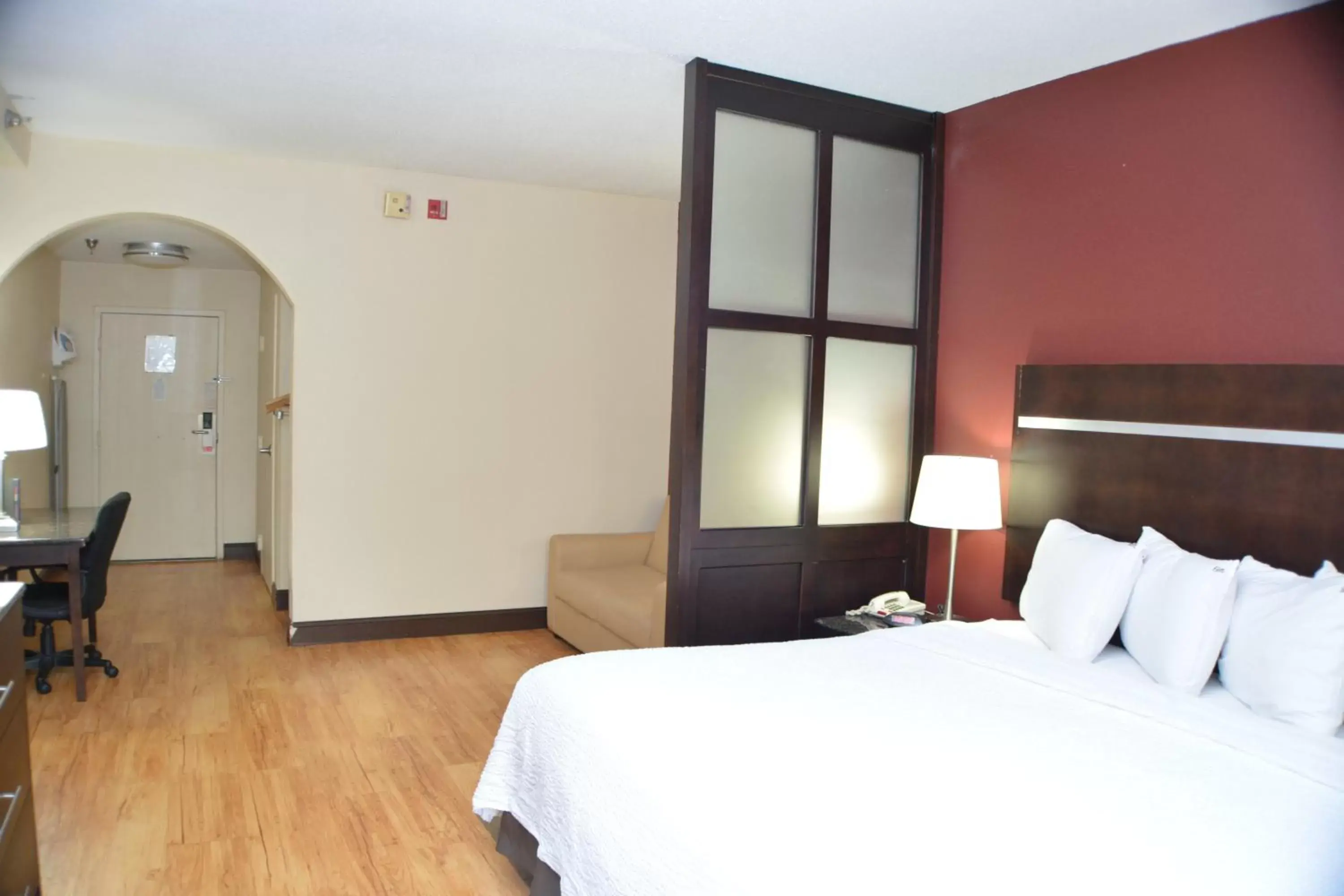 Photo of the whole room, Bed in Red Roof Inn PLUS+ & Suites Chattanooga - Downtown
