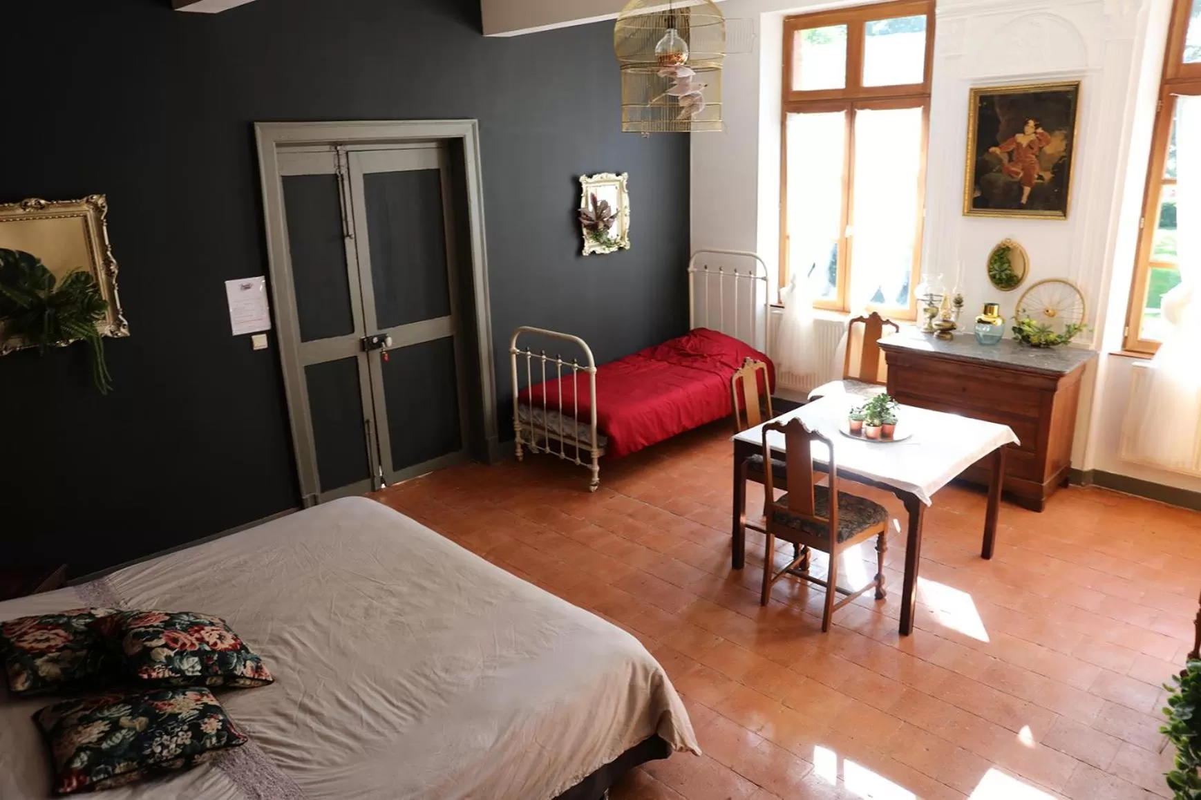 Photo of the whole room, Bed in La Maison du Saula