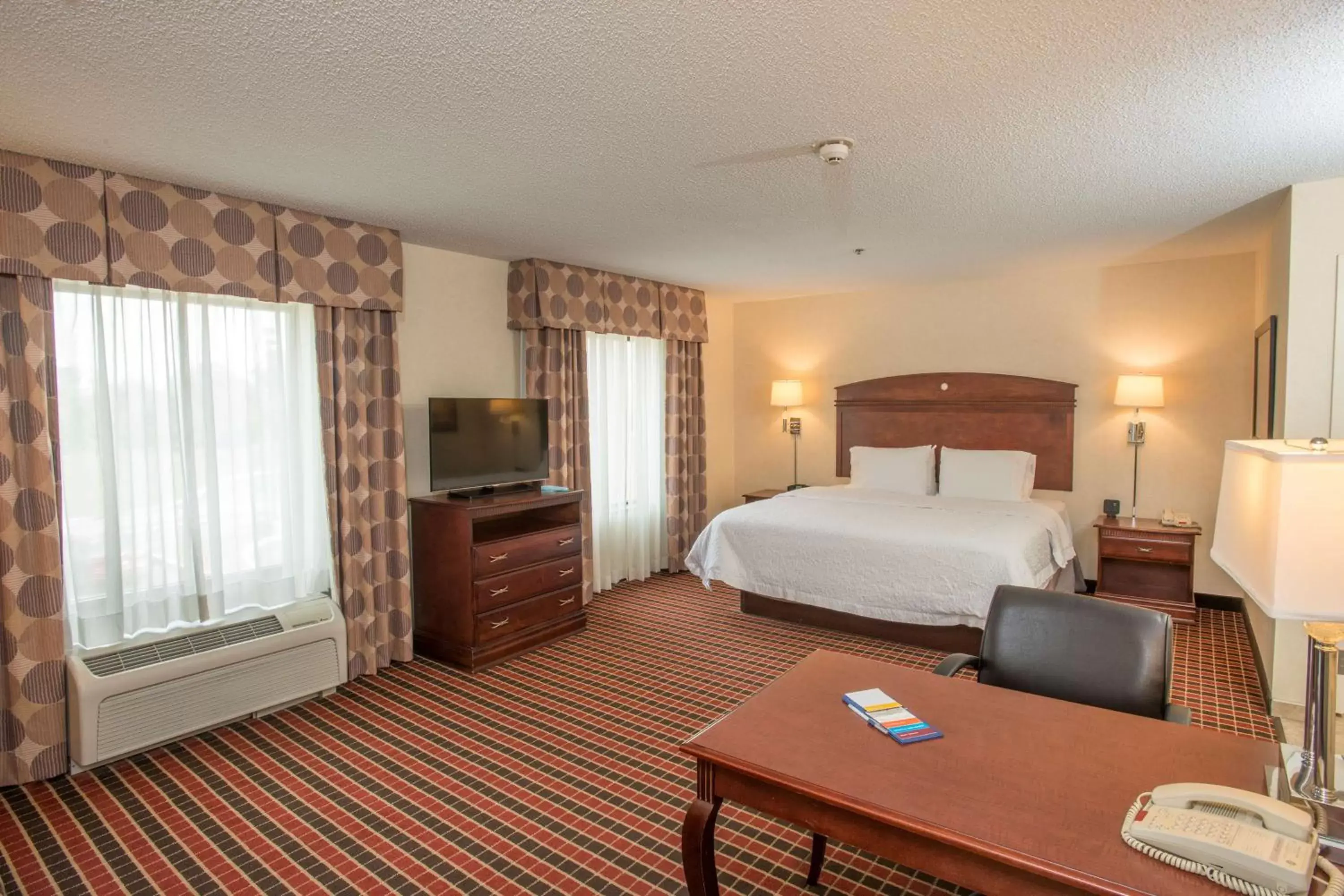 Bedroom in Hampton Inn & Suites Dayton-Airport