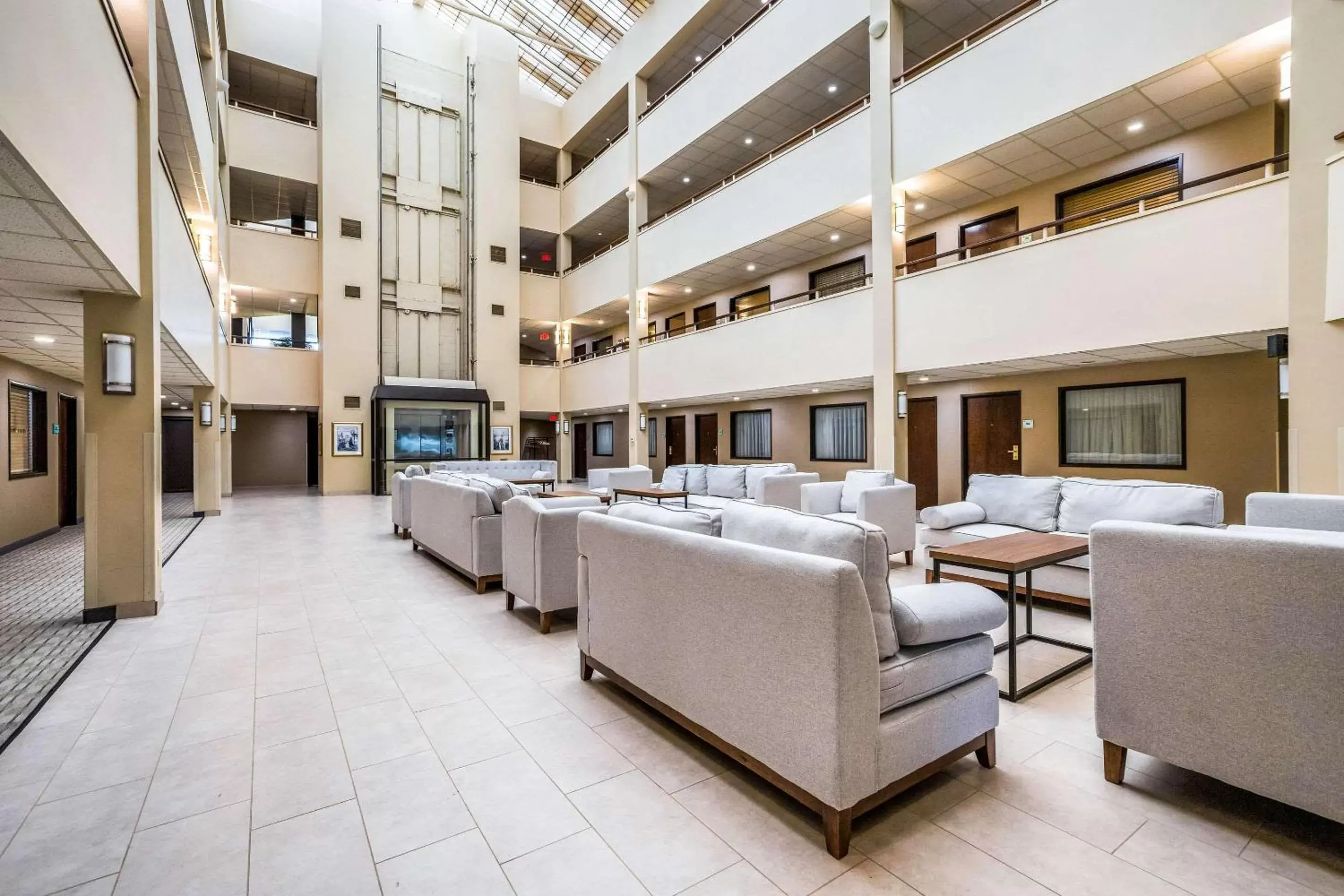 Lobby or reception in Quality Suites Hotel - Lansing