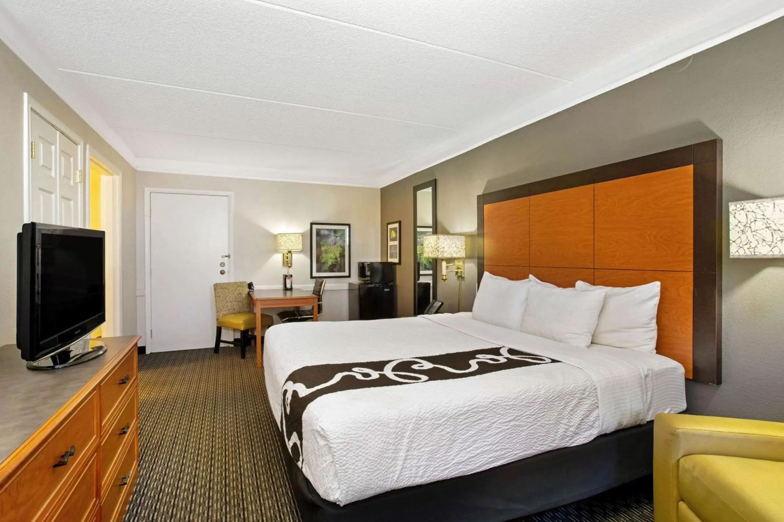 Photo of the whole room, Bed in La Quinta Inn by Wyndham Denver Golden