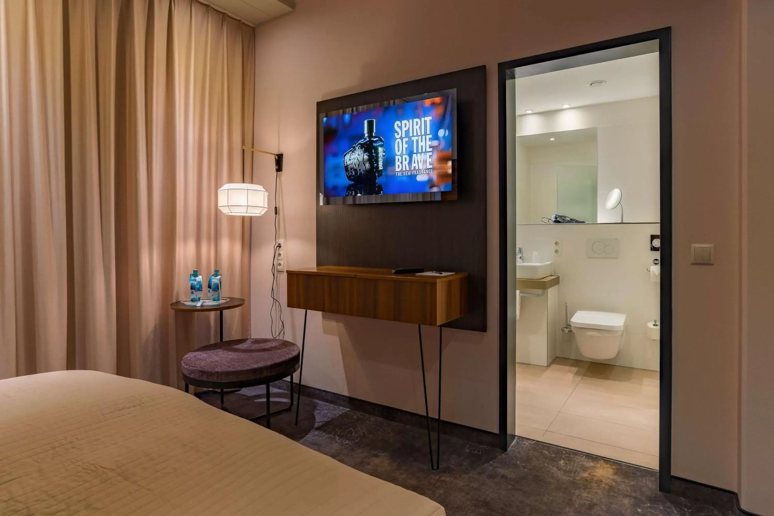 Bedroom, TV/Entertainment Center in elaya hotel munich city ehemals Arthotel ANA Diva